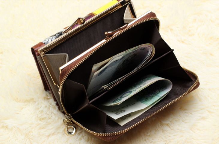 กระเป๋าสตางค์ผู้หญิง ใบสั้น กระเป๋าสตางค์ หนังแท้ ดีไซน์ ลาย คลาสสิค เย็บหลายสี 2 พับ ช่องเหรียญแยก สีน้ำตาล แต่งลายหนังสลับสี 64115