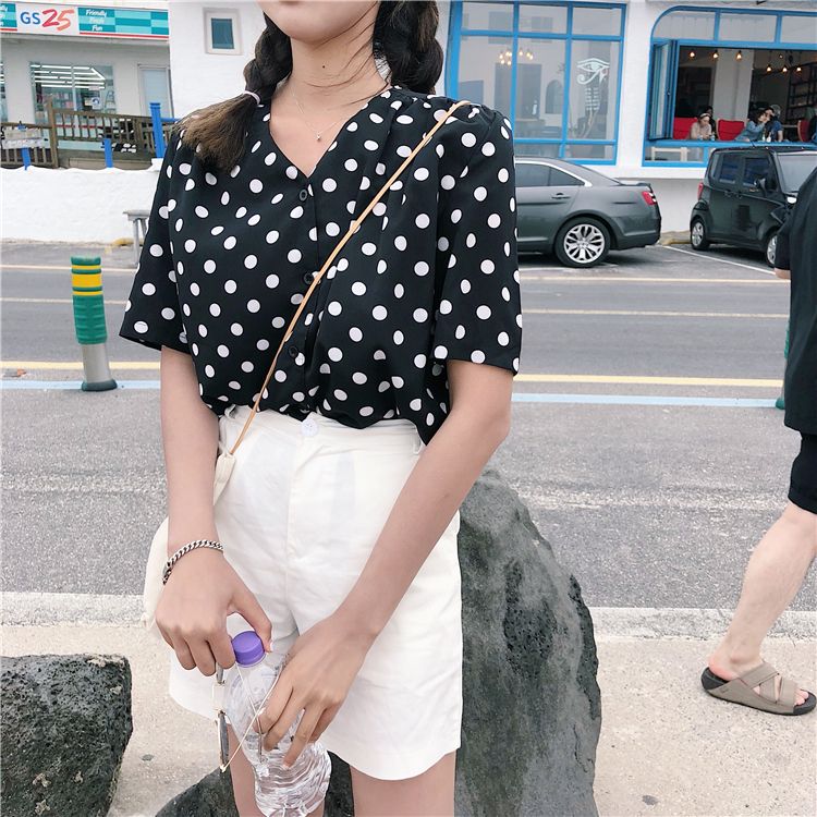 Blouse3796 เสื้อแฟชั่นไซส์ใหญ่ทรงคอวีลายจุดสีดำ กระดุมผ่าหน้า ผ้าโพลีเนื้อดีนุ่มใส่สบาย งานสวยดีเทลดีงาม แมทช์กับอะไรก็เข้า ใส่เที่ยว/ใส่ทำงานได้