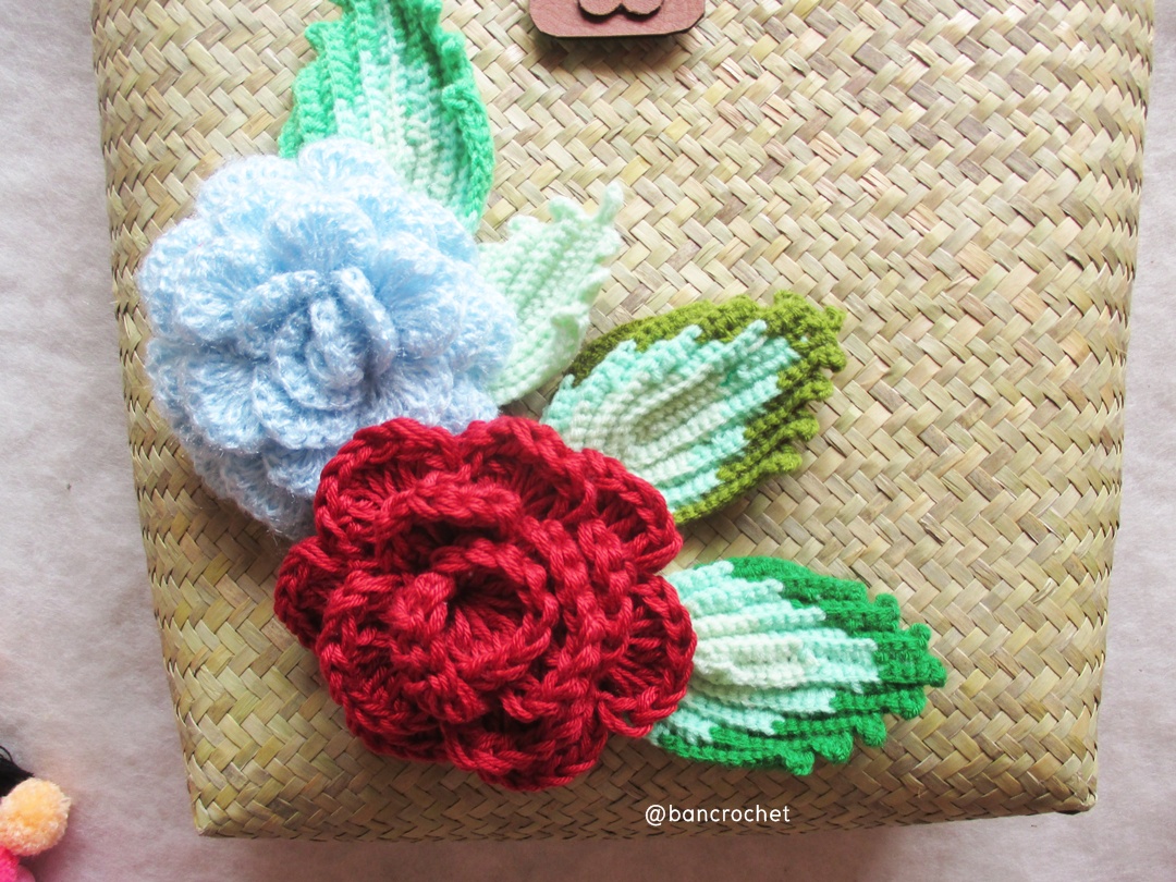 bancrochet กระเป๋ากระจูดสาน ประดับดอกไม้ ขนาด 12*4*18 นิ้ว basket weave bags ธรรมชาติ 12*4*18 นิ้ว