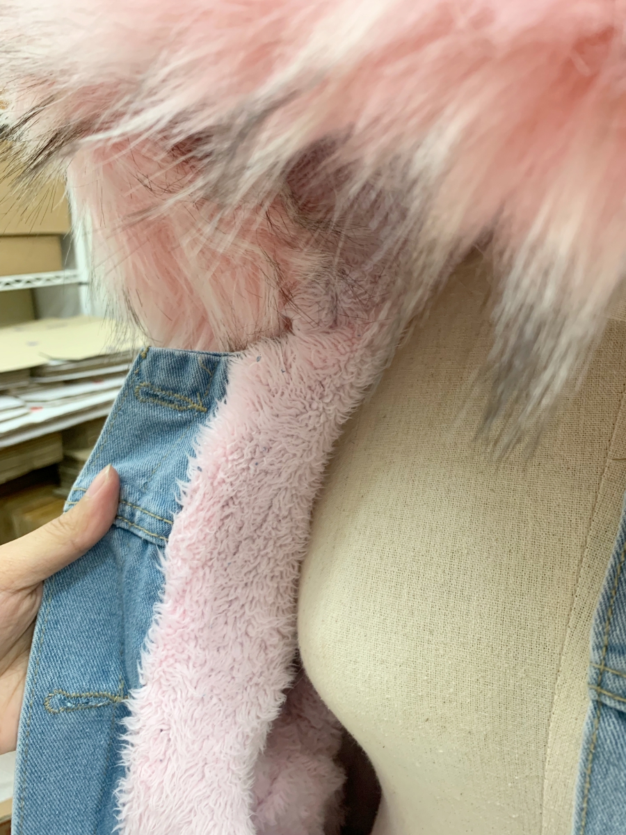 เสื้อกันหนาว ช่วงตัวเป็นผ้ายีนส์ ด้านในบุขนช่วงตัว ช่วงแขนบุซับในกันลม พร้อมขนเฟลอฟูนุ่มมาก งานดี การรันตีจ้า มี 3 สีน้า same pic