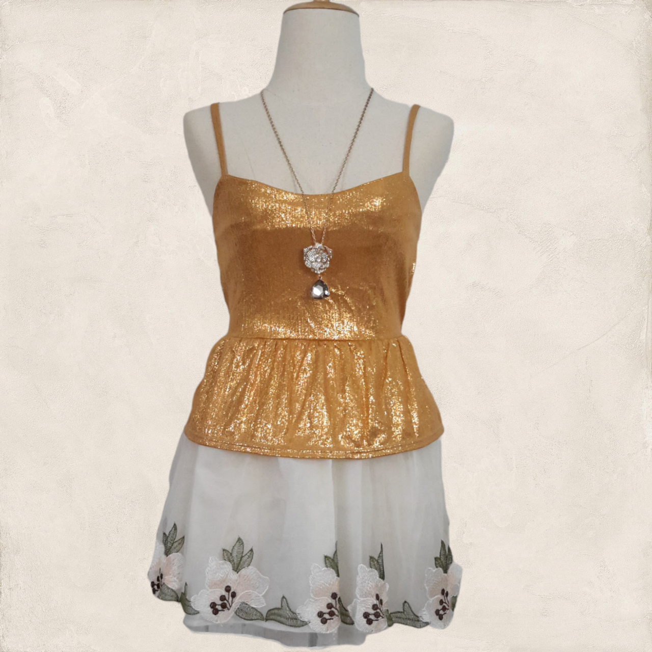 Blouse2618 เสื้อแฟชั่นสายเดี่ยวผ้ายืดวิ้งชายระบาย สีทอง