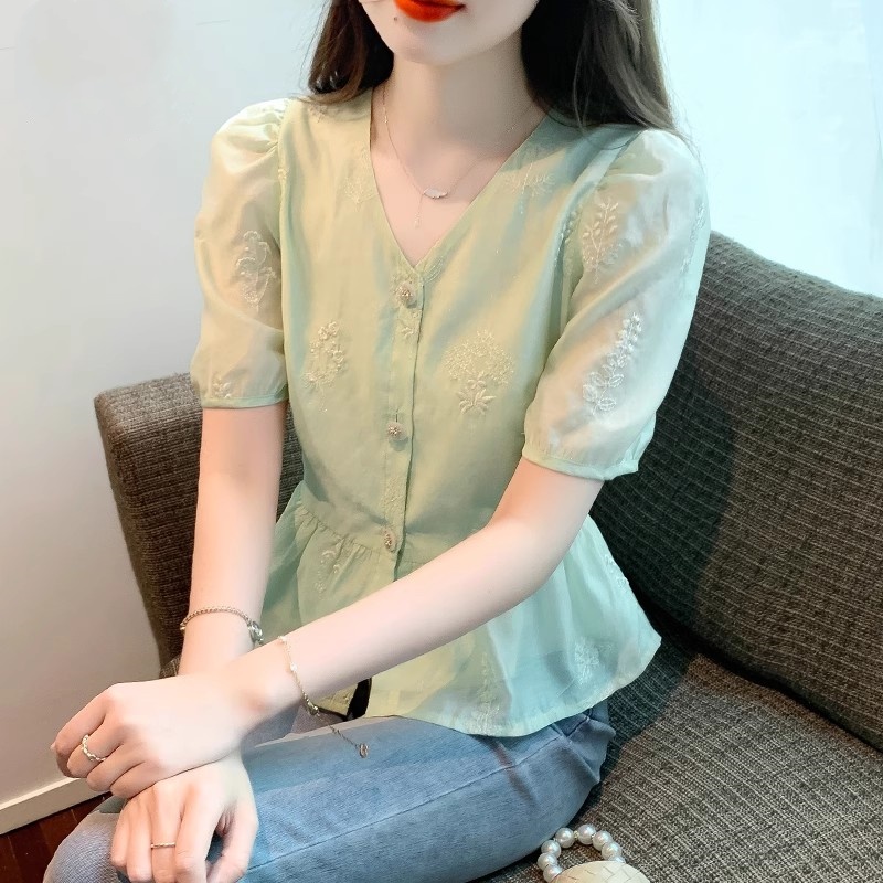 เสื้อเชิ้ตผู้หญิงใส่ทํางาน 390 บาทต่อชิ้น ฟรีค่าจัดส่ง