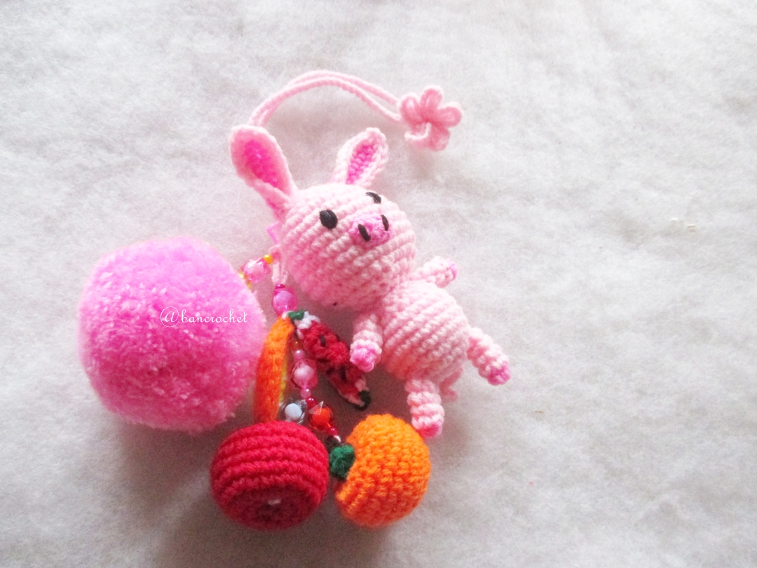 หมูกระต่ายชมพูถักไหมพรมห้อยปอมปอมผลไม้ถัก Pompom crochet keychain