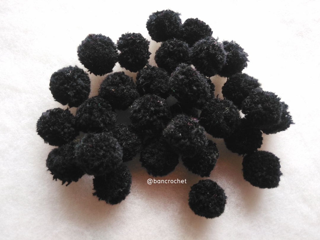 ปอมปอมไหมพรม ขนาด 2.5-3 ซม pom poms crochet ดำ 2.5-3 ซม.