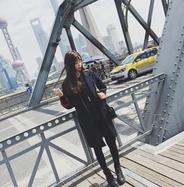 เสื้อโค้ททรงเก๋ ผ้าวูทรงแข็งเนื้อดี บุซับในกันลม แต่งพับแขนสีแดง ชายรุ่ยเซอร์ๆ งานเก๋มาก พร้อมส่ง สีเทา/สีกรม กดเลือกด้านล่างได้เลยค่ะ