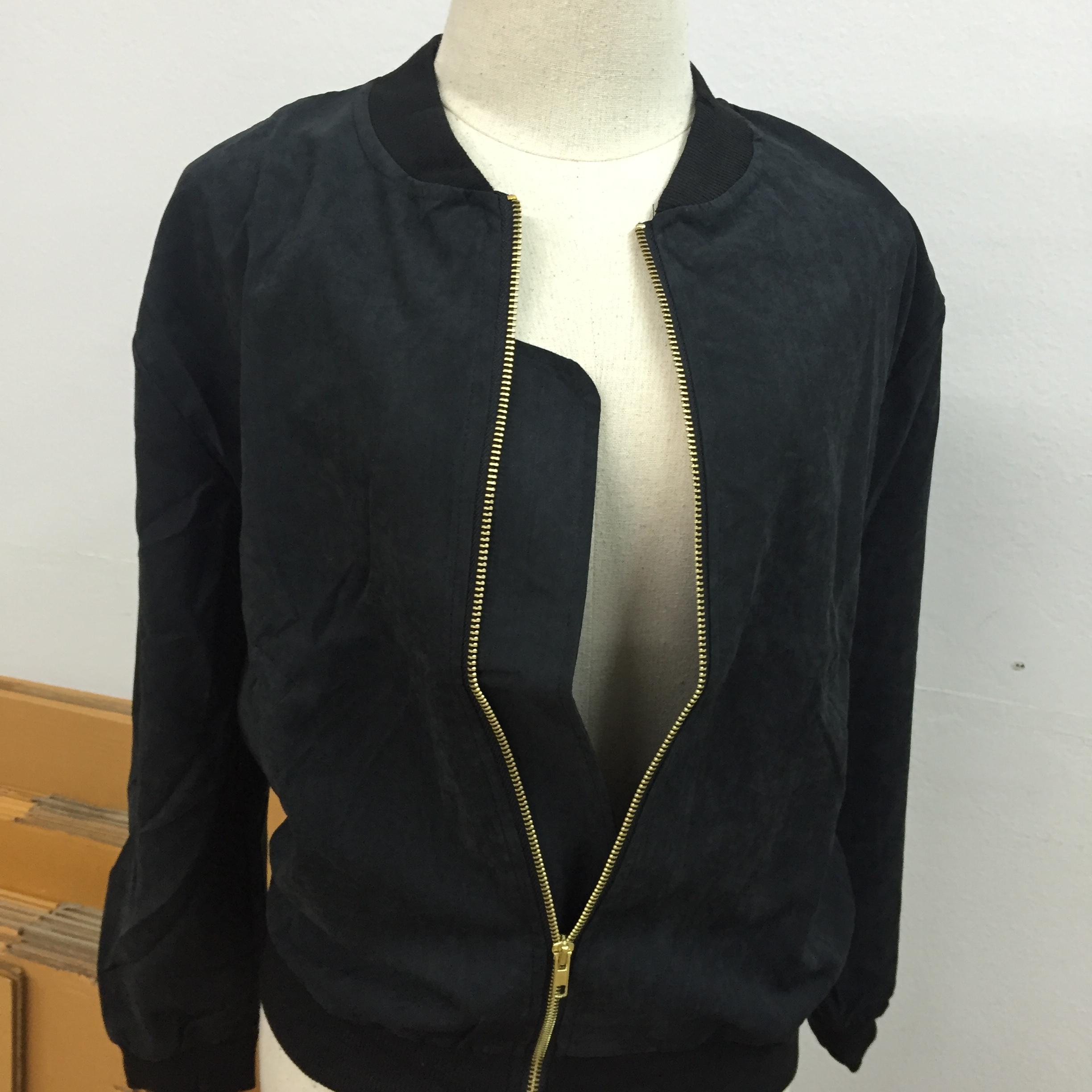 เสื้อคลุมเบสบอล เนื้อด้าน ไม่หนา ผ้ากันลมได้ดี แต่งลายด้านหลัง พร้อมส่ง