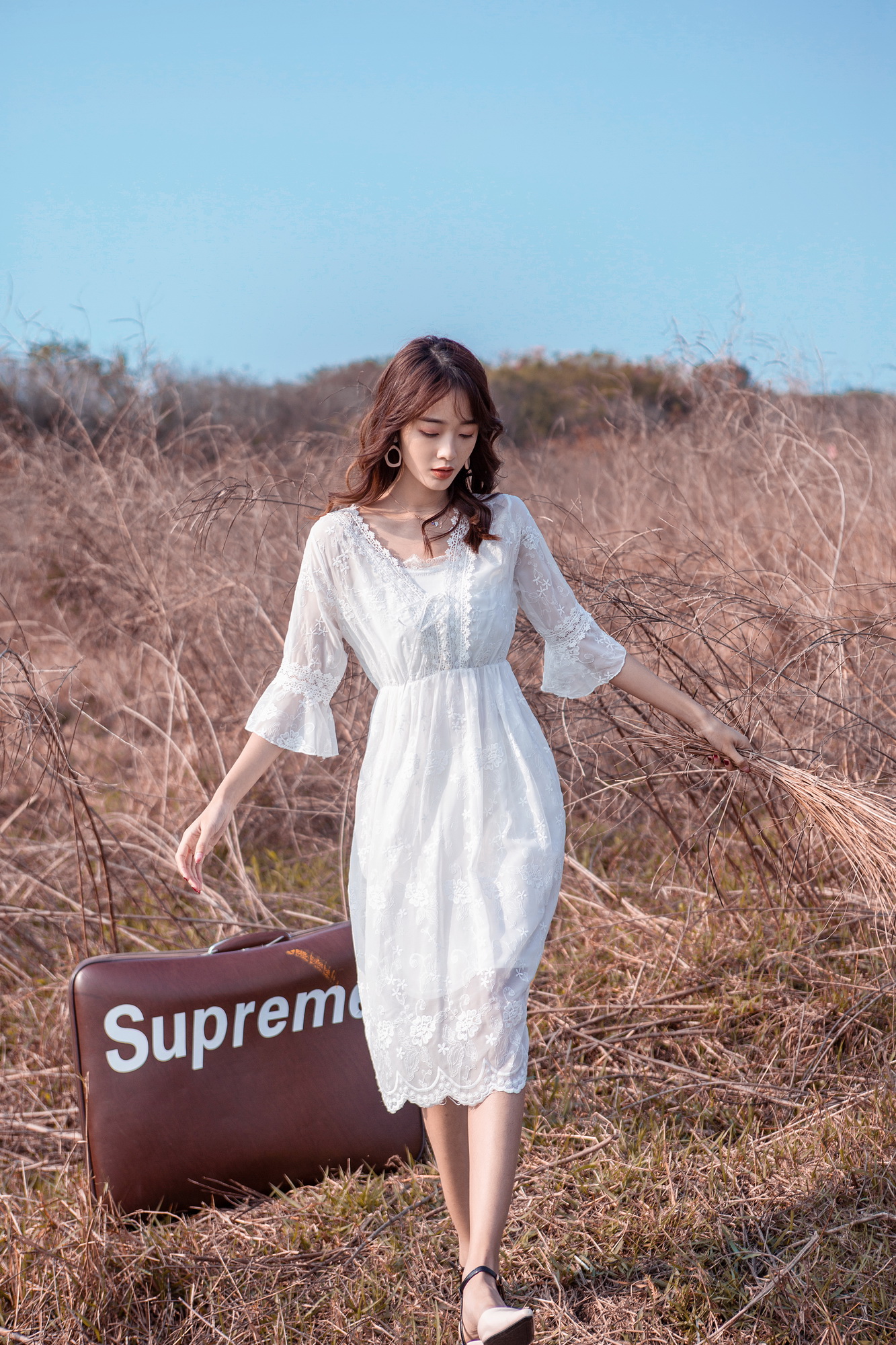 Dress4720 เดรสยาวชีฟองสีขาวปักลูกไม้ลายดอกทั้งตัว คอวีแต่งเชือกผูกไขว้ แขนยาวสี่ส่วนระบายแต่งลูกไม้ ซิปข้าง เอวสม็อคยางยืด ผ้าชีฟองเกรดพรีเมียมเนื้อดีนุ่มน่าใส่ มีซับในอย่างดี งานสวยหรูดีเทลดีงามดูสวยแพง ใส่เที่ยว/ใส่ออกงานได้