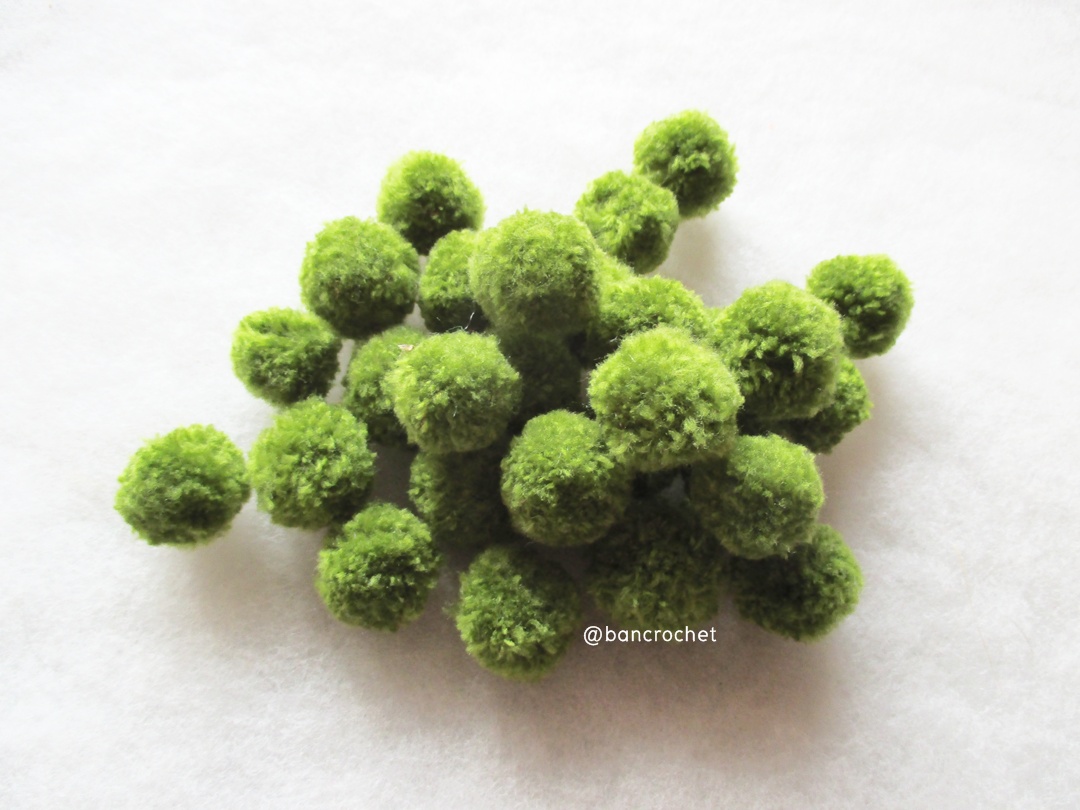 ปอมปอมไหมพรม ขนาด 2.5-3 ซม pom poms crochet เขียวขี้ม้า 2.5-3 ซม.