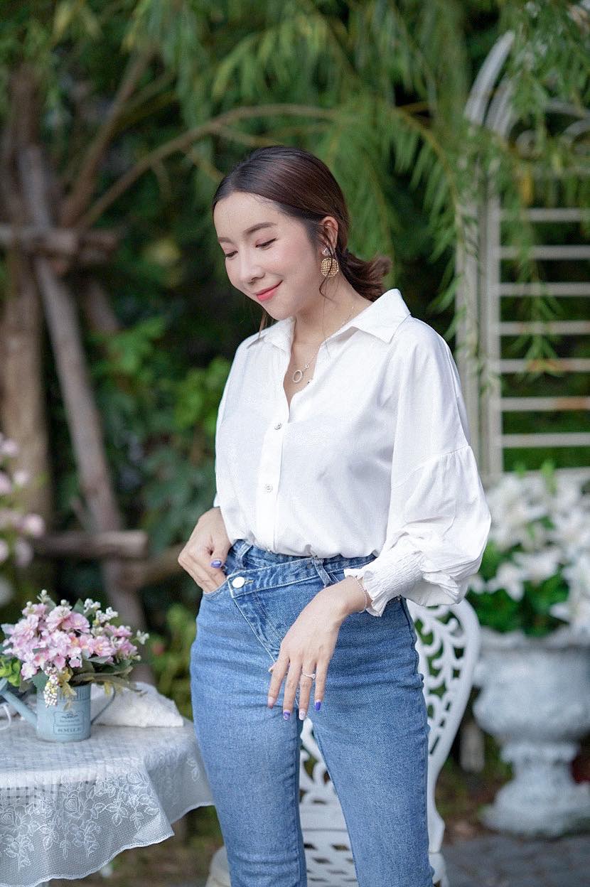 Blouse3875 เสื้อเชิ้ตแขนยาว กระดุมหน้า(แกะได้) แขนยาวสม็อคข้อมือยืดได้เยอะ ผ้าคอตตอนซิลค์เนื้อดีหนานุ่มมีน้ำหนัก ผ้าทิ้งตัวใส่สบายไม่ต้องรีด รุ่นนี้ผ้าดีมากเวอร์ งานสวยแมทช์กับอะไรก็เข้า **พร้อมส่ง 6 สี ขาว, เขียวมิ้นท์, ดำ, เลือดหมู, ม่ว