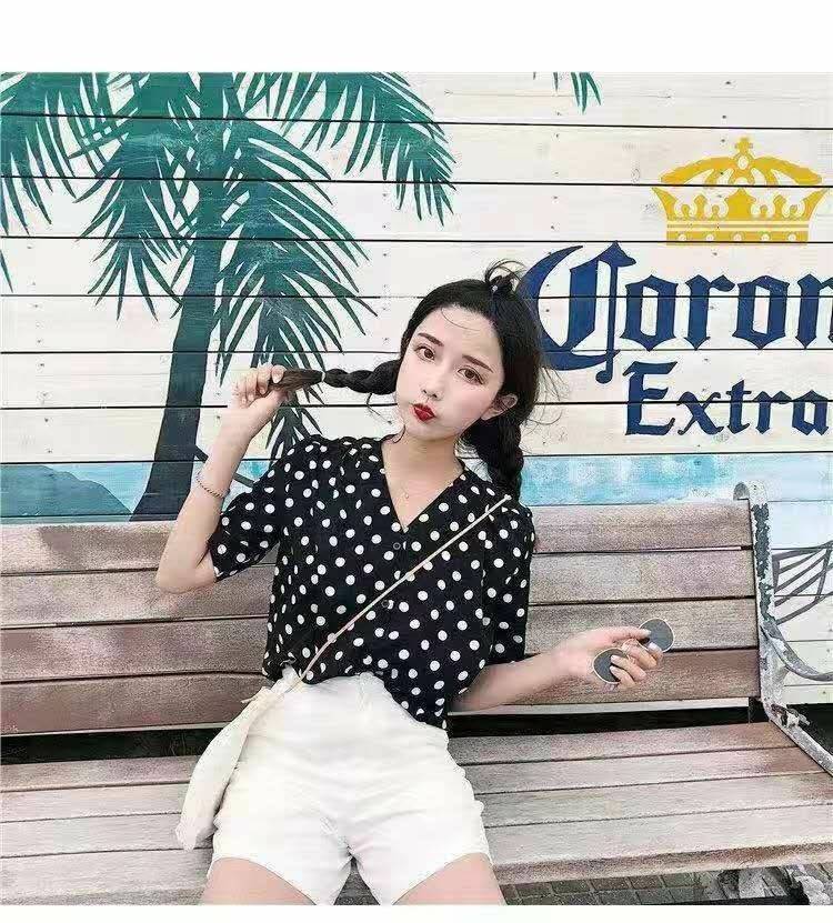 Blouse3796 เสื้อแฟชั่นไซส์ใหญ่ทรงคอวีลายจุดสีดำ กระดุมผ่าหน้า ผ้าโพลีเนื้อดีนุ่มใส่สบาย งานสวยดีเทลดีงาม แมทช์กับอะไรก็เข้า ใส่เที่ยว/ใส่ทำงานได้