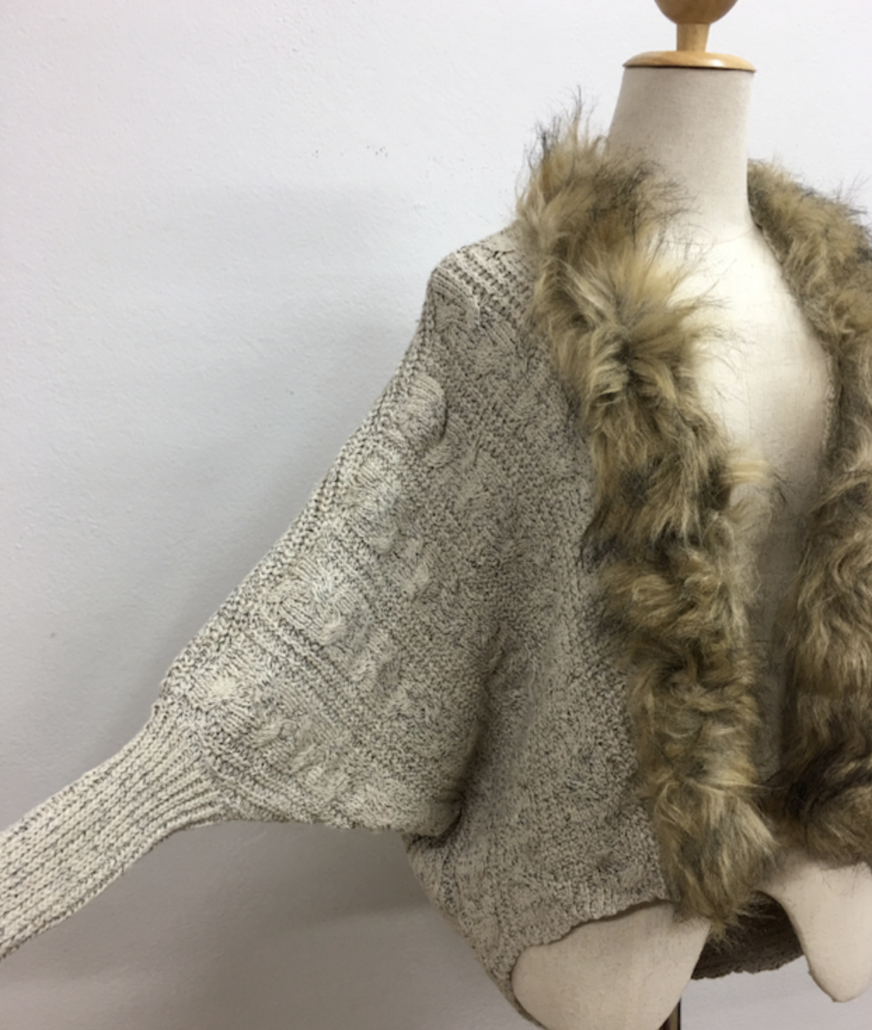 เสื้อกันหนาวถักไหมพรม ทรงสวย แต่งขนเฟลอ หรูๆ ผู้ดีมากๆ