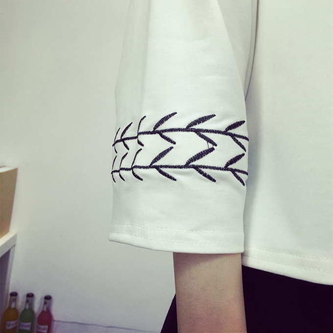 เสื้อแฟชั่น แต่งลายปัก แขน 4 ส่วน สไตส์เกาหลี ผ้าดี พร้อมส่ง same pic