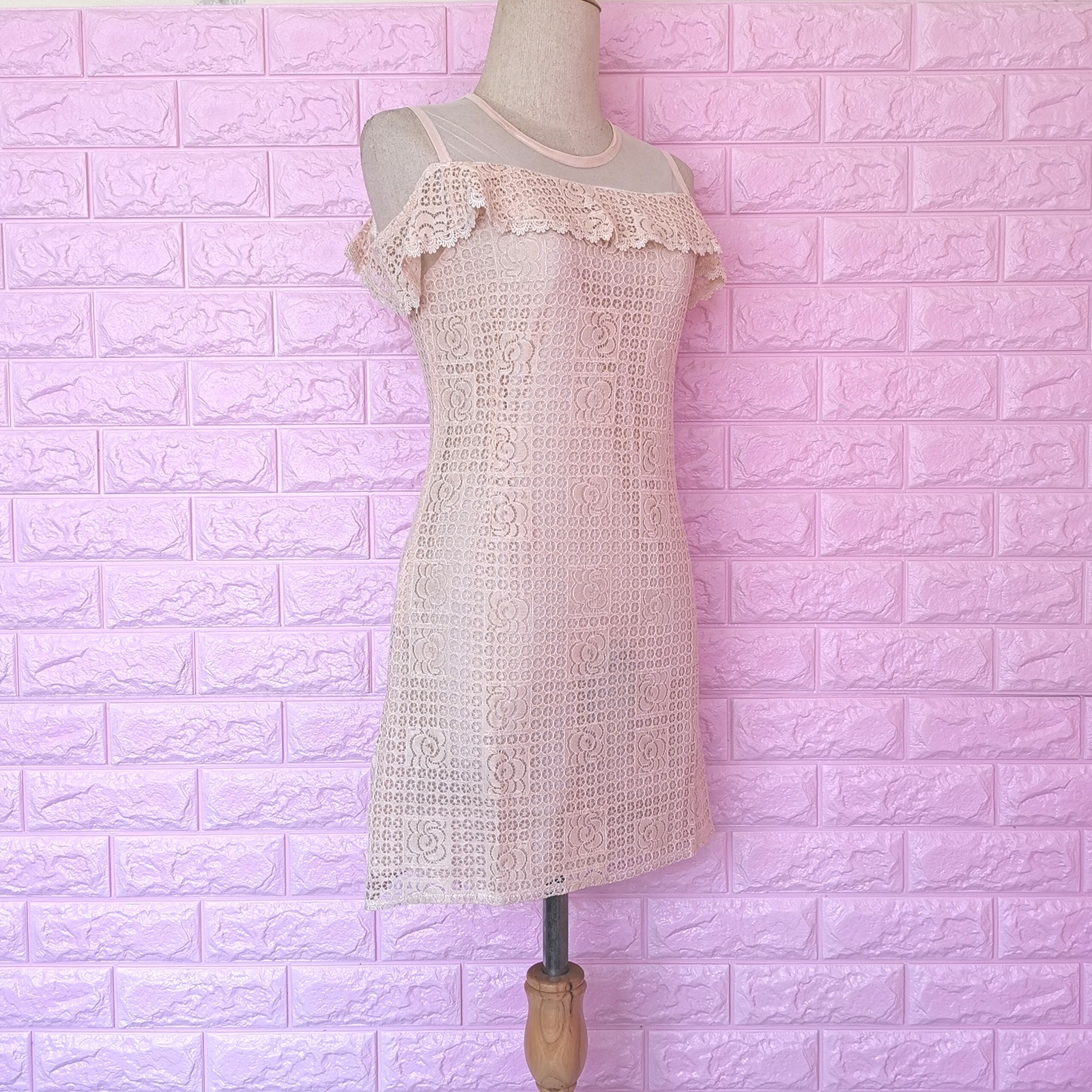 Dress4750 เดรสลูกไม้สีครีมเว้าไหล่แต่งระบาย มีกระโปรงผ้ามุ้งเอวยืดชายลูกไม้