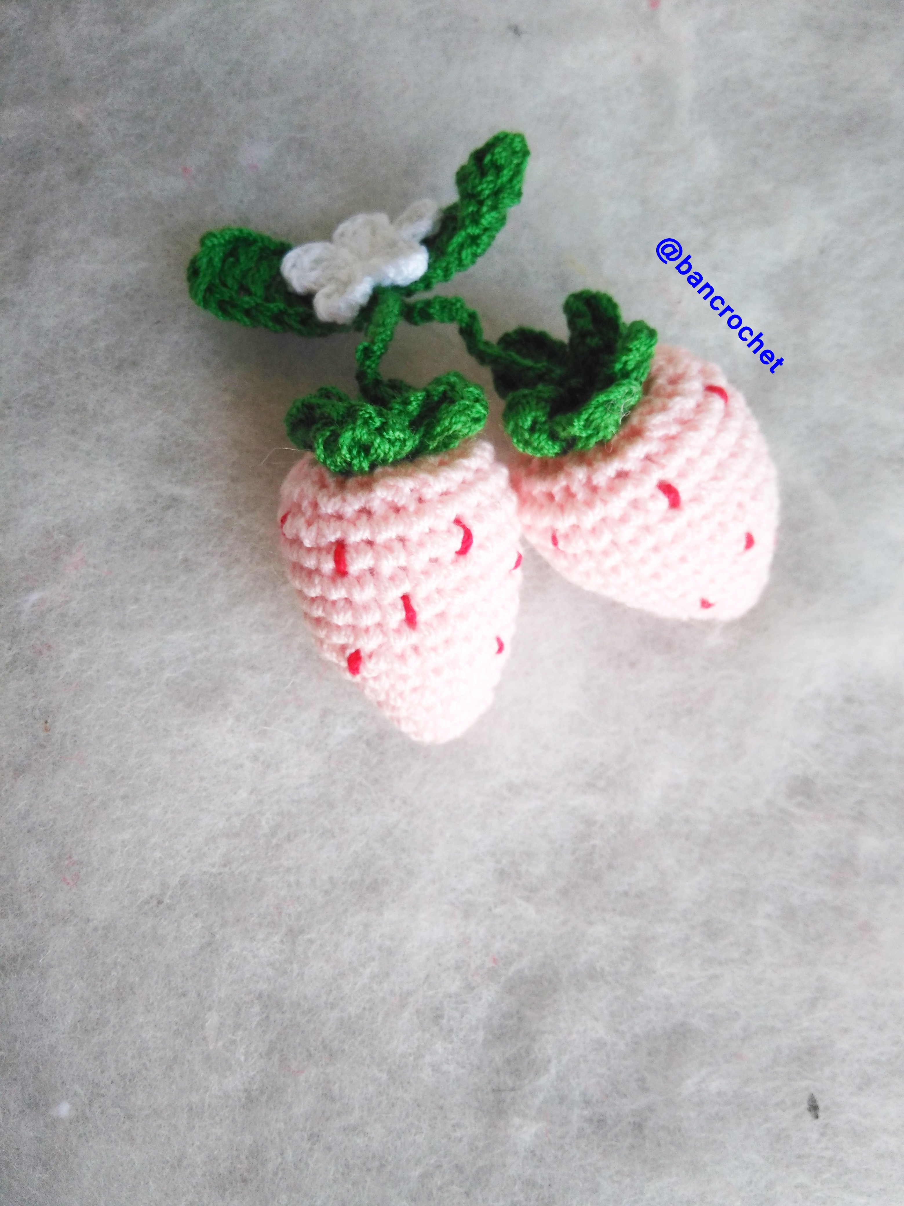 Bancrochet สตรอเบอรี่ถักโครเชต์ crochet strawberries ชมพู 2.5 นิ้ว