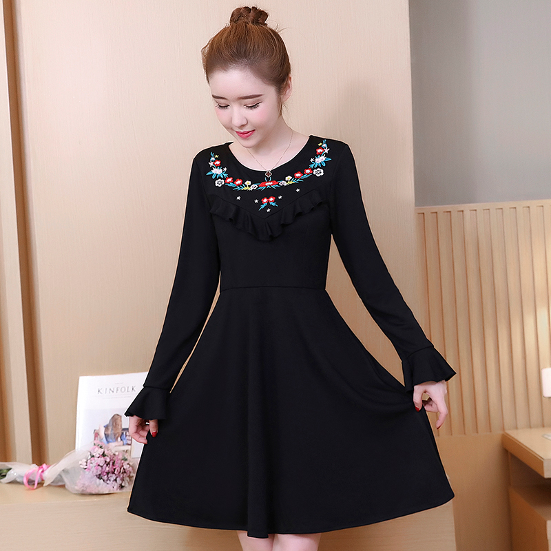 Dress4499 Big Size เดรสแขนยาวสีดำไซส์ใหญ่ ช่วงอกปักลายดอกไม้แต่งระบายเล็กๆ ซิปหลังใส่ง่าย ผ้าคอตตอนบอดี้สูทเนื้อดีมีน้ำหนักทิ้งตัวยืดขยายได้เยอะ งานดีเกรดพรีเมียมสวยเหมือนราคาหลักพัน ใส่เที่ยว/ใส่ทำงานได้