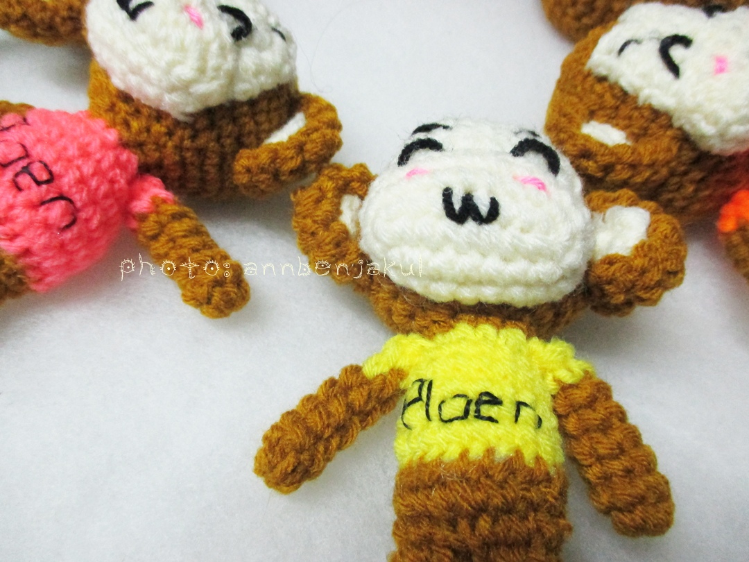 พวงกุญแจลิงเสื้อหลากสี