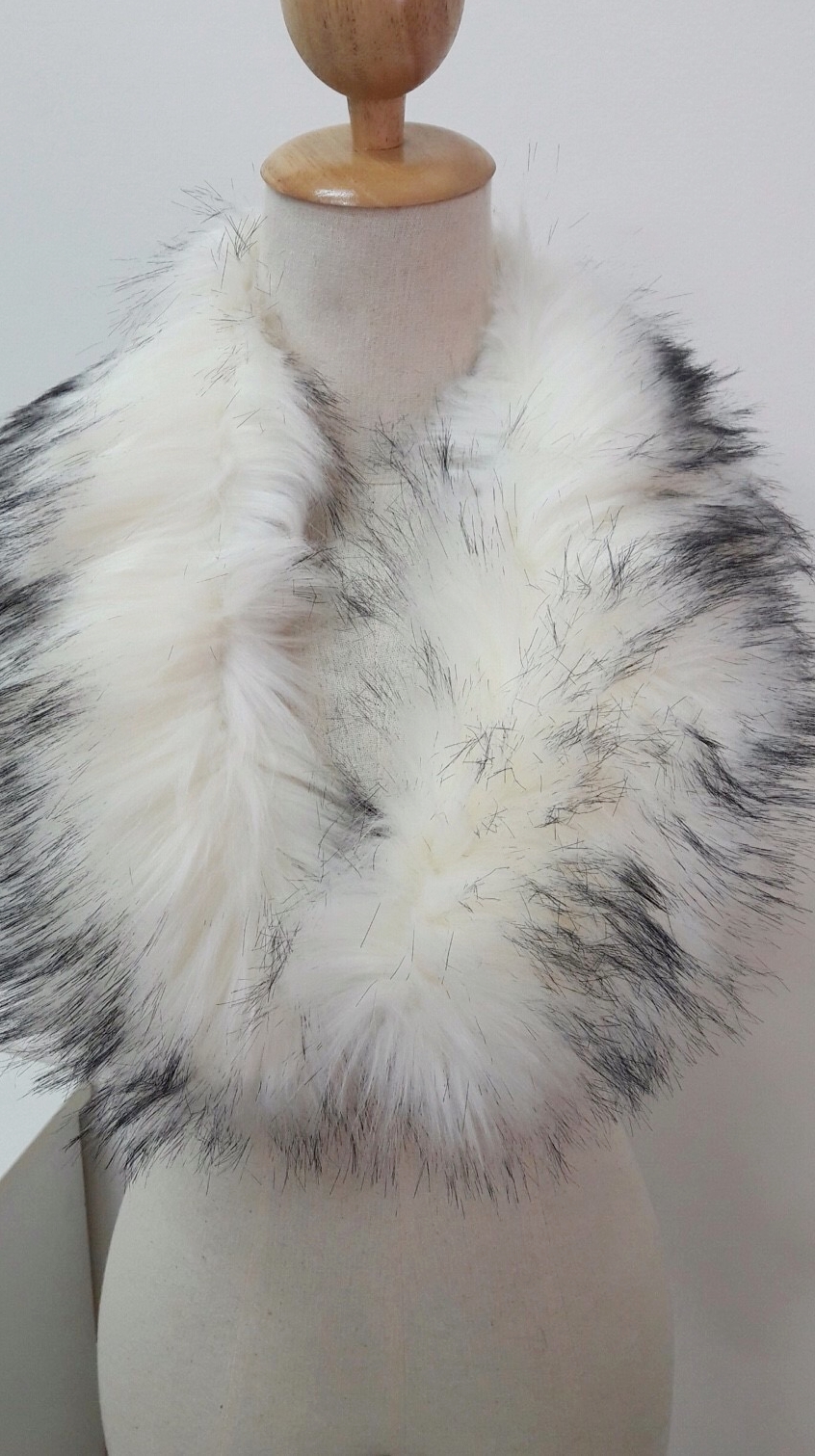 ขนเฟอร์ fur สีขาวปลายแซมดำ ขนฟูนุ่ม ใช้ติดเสื้อหนาว หรือใช้พันคอ เพิ่มความเก๋ มิกได้กับทุกชุด มาพร้อมกระดุมใส