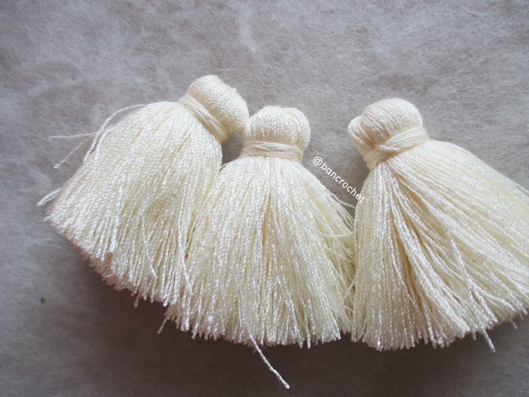 พู่แบบหนาฟู ขนาด 2 นิ้ว 4 ply tassel crochet acrylic yarn 4 ply ขาวครีม 2 นิ้ว
