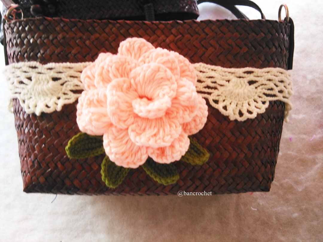 กระเป๋ากระจูดสาน ประดับดอกไม้ ขนาด 7*7*3.5*9.5 นิ้ว basket weave bags ธรรมชาติ 6*9 นิ้ว