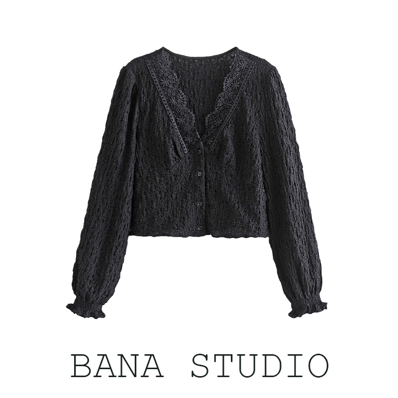 Blouse4040 เสื้อแขนยาวคอวีแต่งลูกไม้สีดำ กระดุมผ่าหน้า ผ้าโพลีเนื้อดีมีความยืดหยุ่นใส่สบาย งานน่ารัก แมทช์กับขาสั้นหรือขายาวก็ดูดีไม่แพ้กัน