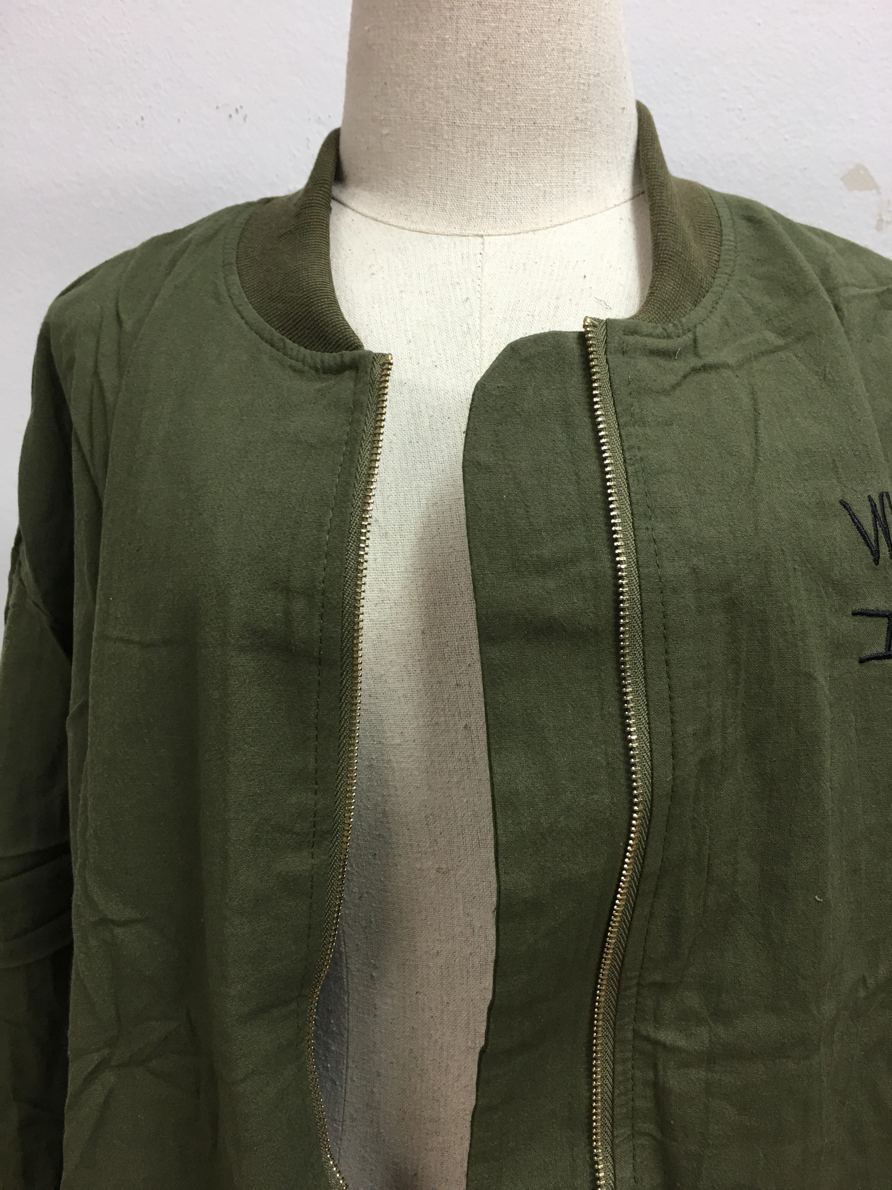 เสื้อคลุมสไตล์เกาหลี ตัวโคล่ง ผ้าทิ้งตัว แต่งลายปัก พร้อมส่ง