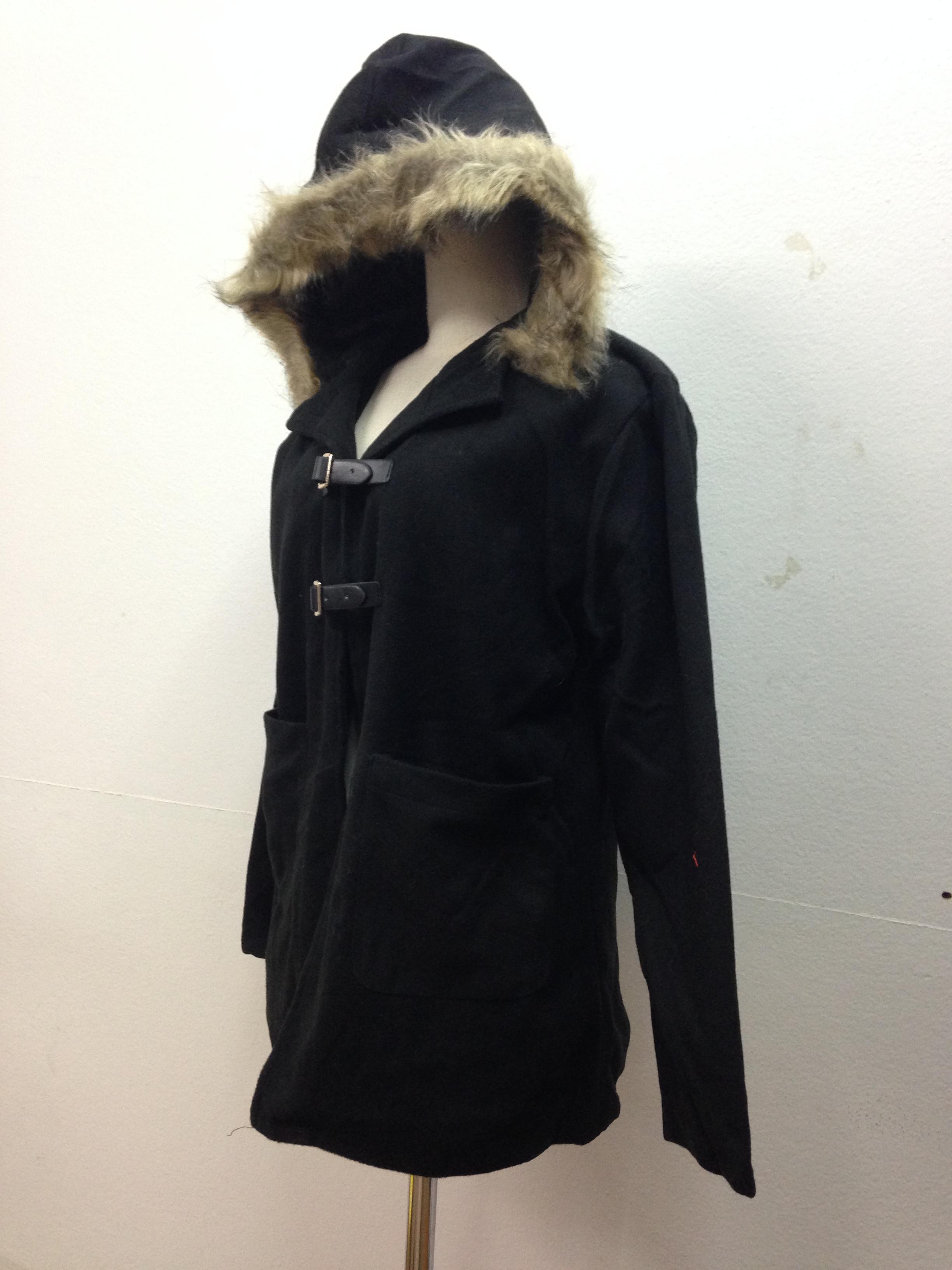 เสื้อโค้ท สีดำ แต่งขนเฟลอรอบฮู้ด (ถอดฮูดไม่ได้นะคะ) น่ารักมาก เนื้อผ้าสำลีไม่หนา บุซับในกันลม (ตัวขนของจริงจะฟูประมาน3/4ของในรูปจ้า) ดำ