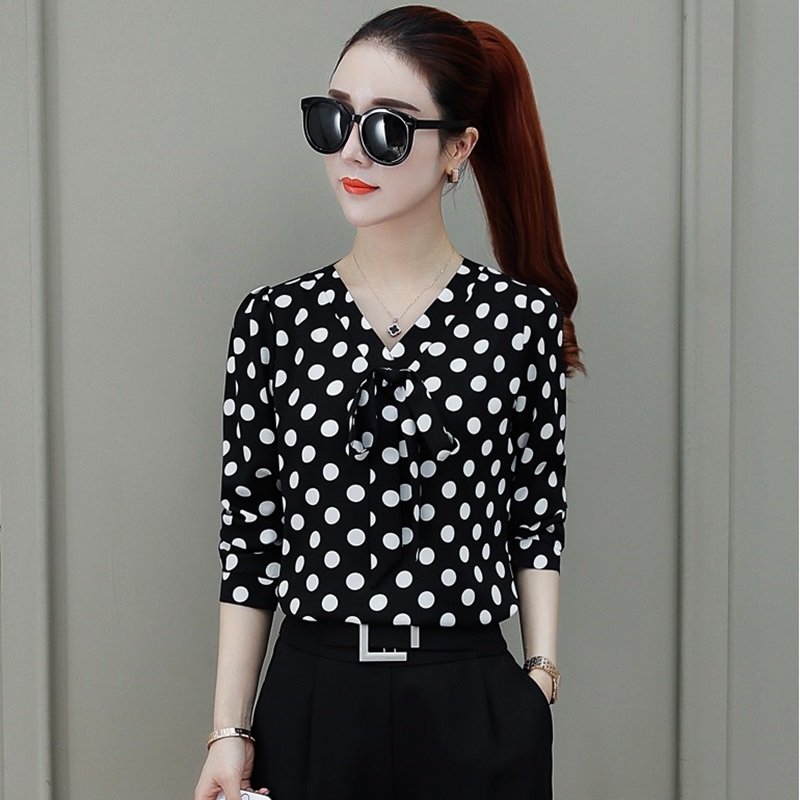 Blouse3833 เสื้อแขนยาวลายจุดใหญ่ผูกโบว์อก ผ้าวูลพีชเนื้อดีนุ่มใส่สบาย ทรงคอวีใส่แล้วดูผอมเพรียว ผ้าเนื้อดีนุ่มน่าใส่แมทช์กับกระโปรงหรือกางเกงก็ดูดีไม่แพ้กัน ใส่เที่ยว/ใส่ทำงานได้