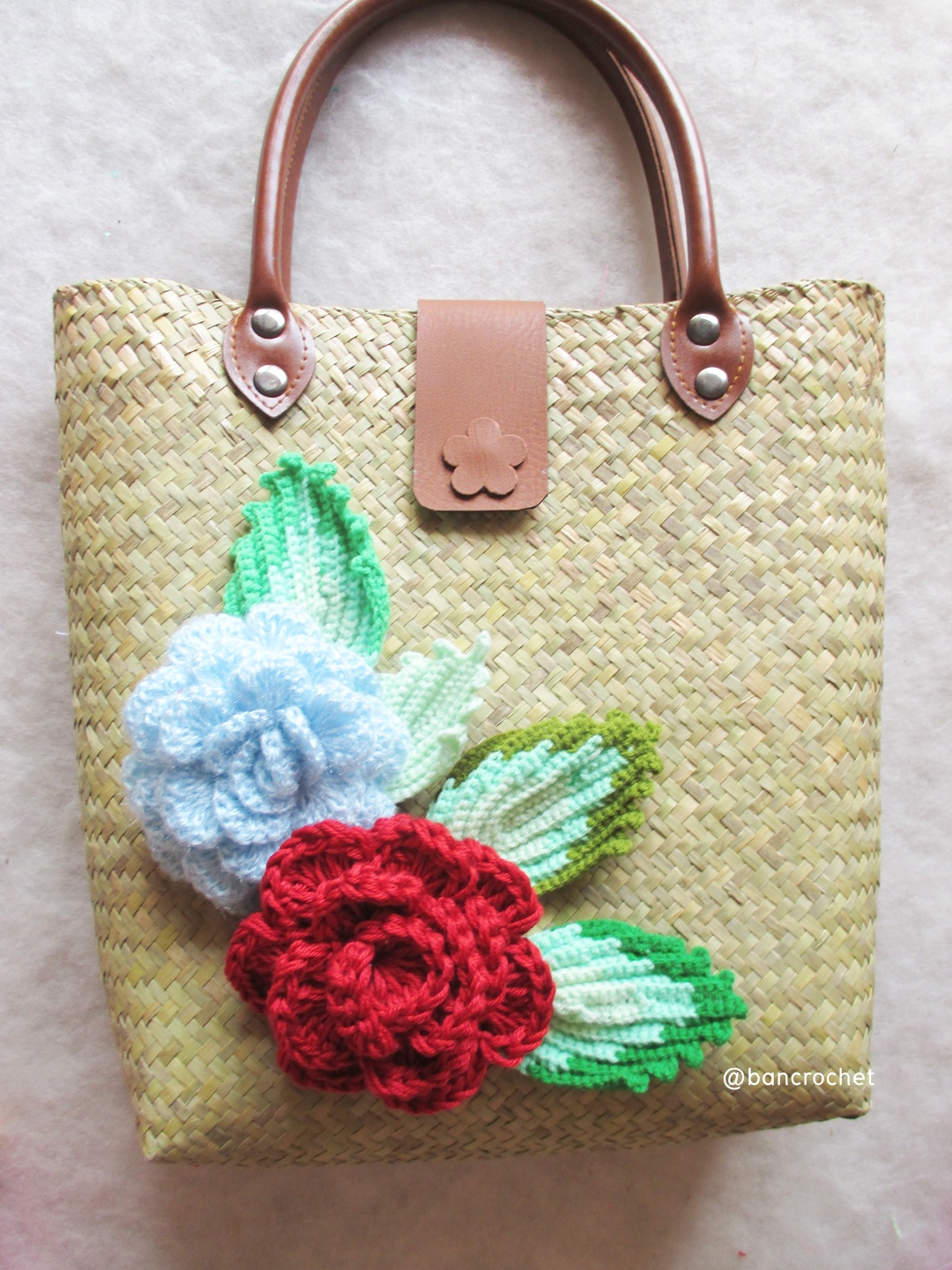 bancrochet กระเป๋ากระจูดสาน ประดับดอกไม้ ขนาด 12*4*18 นิ้ว basket weave bags ธรรมชาติ 12*4*18 นิ้ว