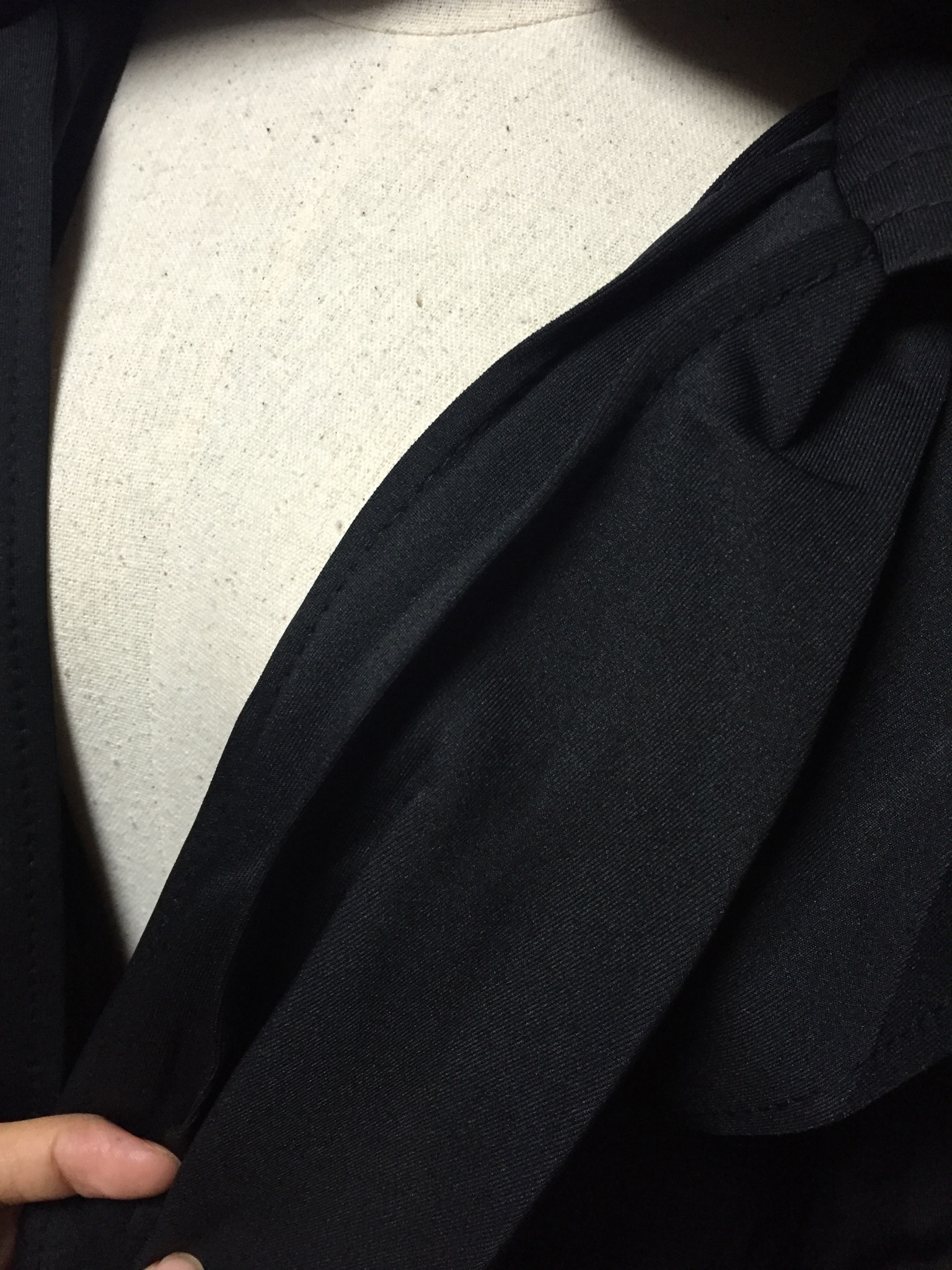 เสื้อคลุมทรงเก๋ สีดำ จะผูกเอวหรือจะใส่แบบปล่อยๆ ก็เก๋ เนื้อผ้ายืดหยุ่นมีน้ำหนักทิ้งตัว ไม่หนาใส่คลุมสบายๆ มีฮู้ดค่ะ Black