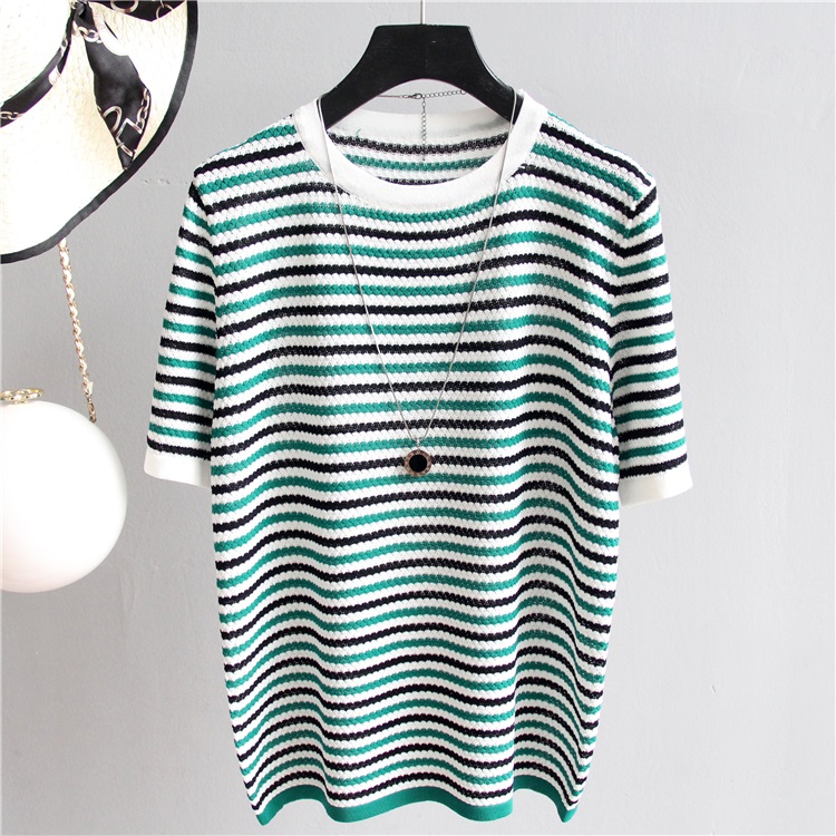 Blouse4037 เสื้อแฟชั่นนำเข้า เสื้อไหมพรมลายริ้วโทนสีขาวเขียว งานผ้าไหมพรมเนื้อดีนุ่มเนียนยืดขยายได้เยอะมาก ผ้ามีน้ำหนักทิ้งตัว ทรงปล่อยใส่สบาย งานสวยใส่ง่ายน่ารักมาก แมทช์กับอะไรก็เข้า