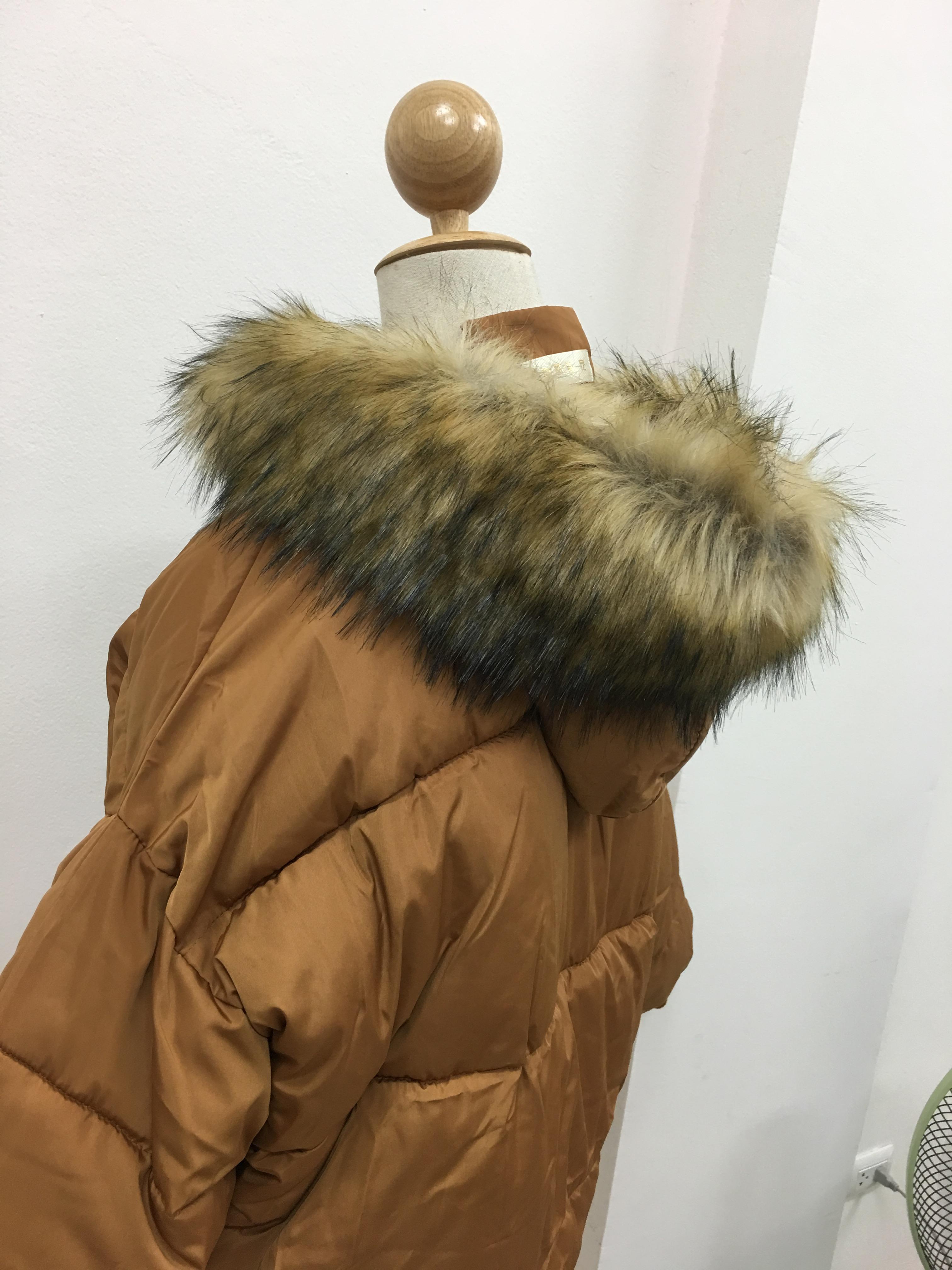 เสื้อกันหนาวฮู้ดดี้ แต่งเฟอร์หนาฟู งานเกรดดีเหมือนแบบ อุ่นมากกกก หิมะก็เอาอยู่ (ถอดขนได้)