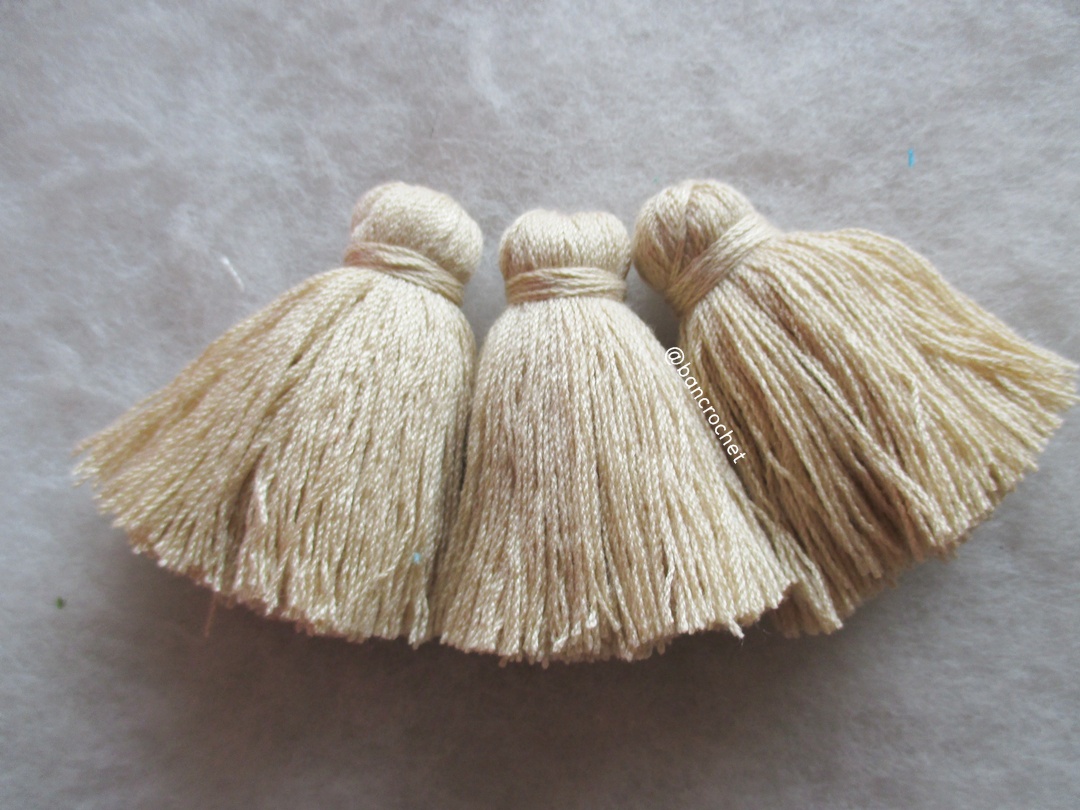 พู่แบบหนาฟู ขนาด 2 นิ้ว 4 ply tassel crochet acrylic yarn 4 ply ครีม 2 นิ้ว