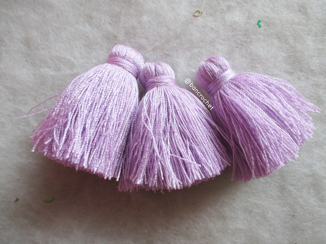 พู่แบบหนาฟู ขนาด 2 นิ้ว 4 ply tassel crochet acrylic yarn 4 ply ม่วงอ่อน 2 นิ้ว