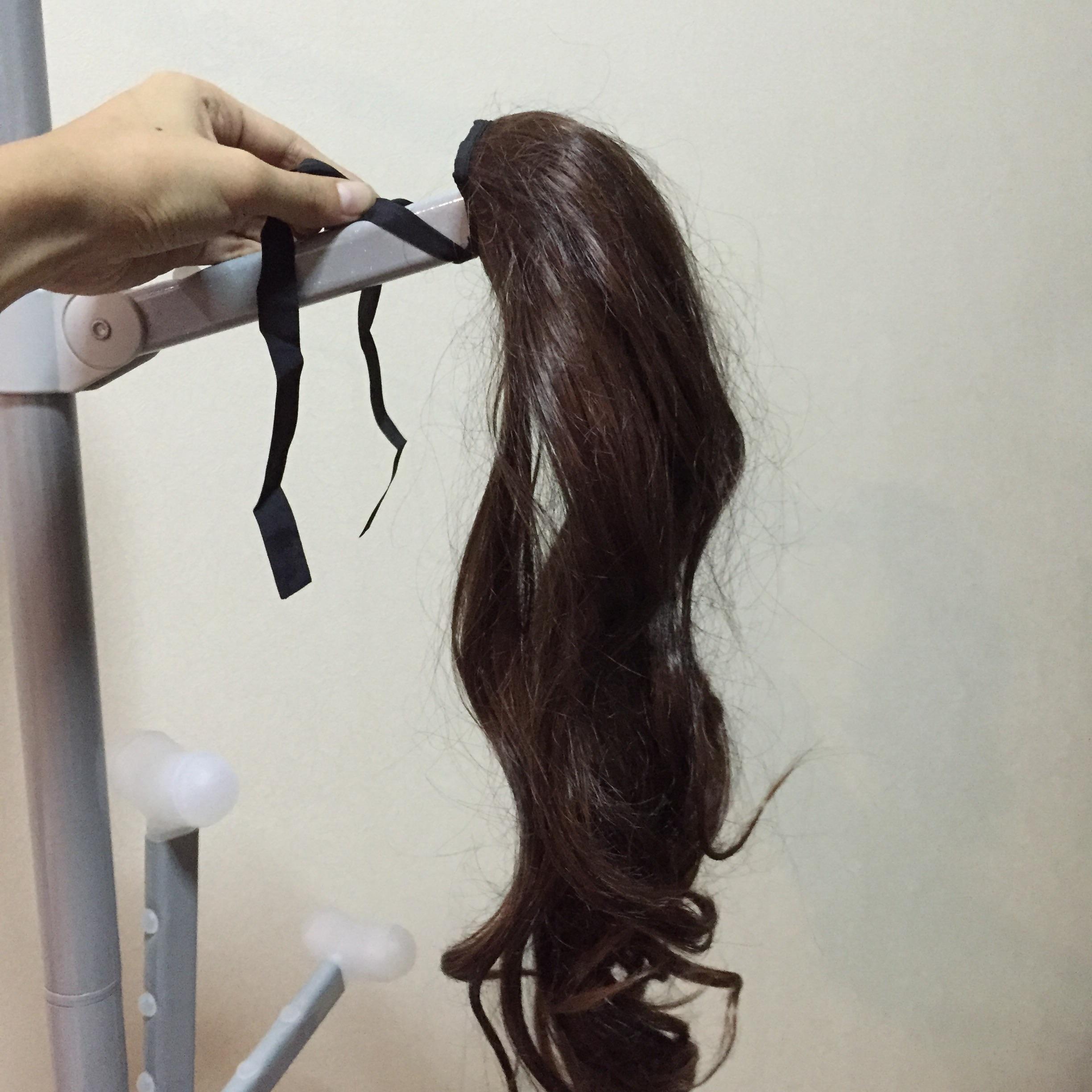 หางม้าแบบผูกลอน สีน้ำตาล เส้นผมทำมาจากไหมญี่ปุ่นเป่าลมอุ่นได้ค่ะ ภาพถ่ายจากสินค้าจริง ตามภาพ