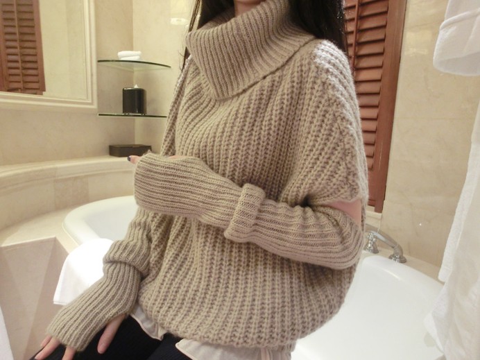 เสื้อไหมพรม คอเต่าพับได้ตามต้องการ ยืดได้เยอะ ทรงเก๋ๆ ส่วนแขนถอดออกได้ ใส่ได้หลายแบบ เก๋มากๆ พร้อมส่งเลยจ้า