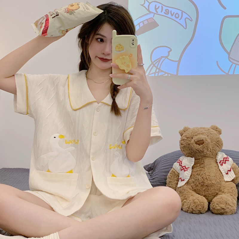 ชุดนอนผู้หญิง