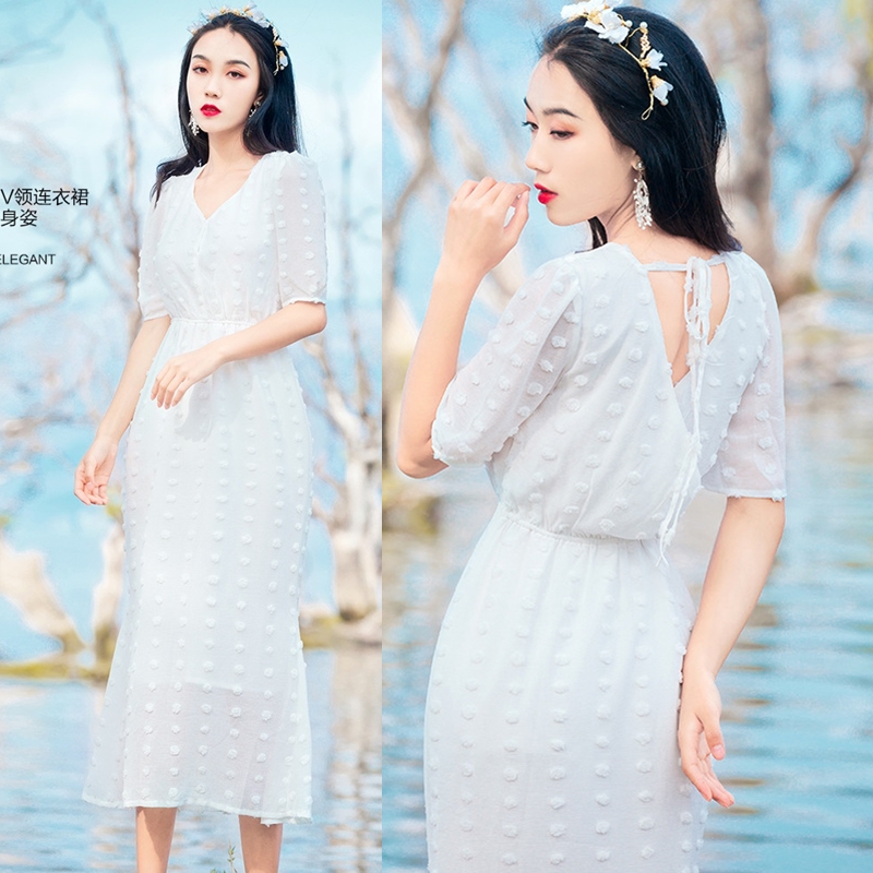 Dress4589 Maxi Dress ชุดเดรสยาวสีขาวลายจุดปอมๆ ทรงคอวีป้ายมีเชือกผูกโบว์ด้านหลัง เอวยางยืด มีซับในเนื้อนิ่มอย่างดีทั้งชุด ผ้าชีฟองเนื้อดีมีน้ำหนักทิ้งตัว