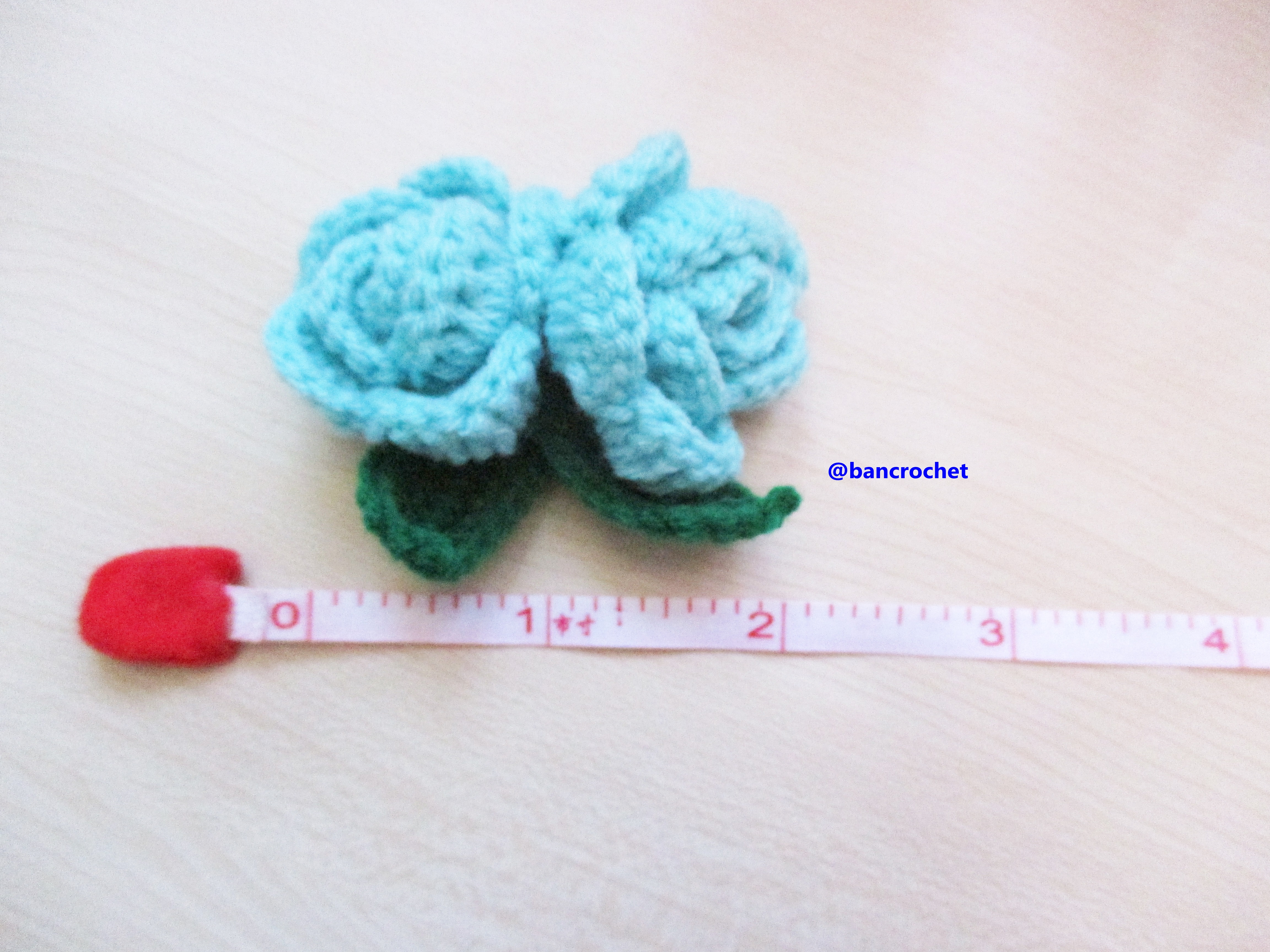 Bancrochet ดอกไม้ถักโครเชต์ ช่อกุหลาบ crochet Flowers ฟ้า 2 นิ้ว