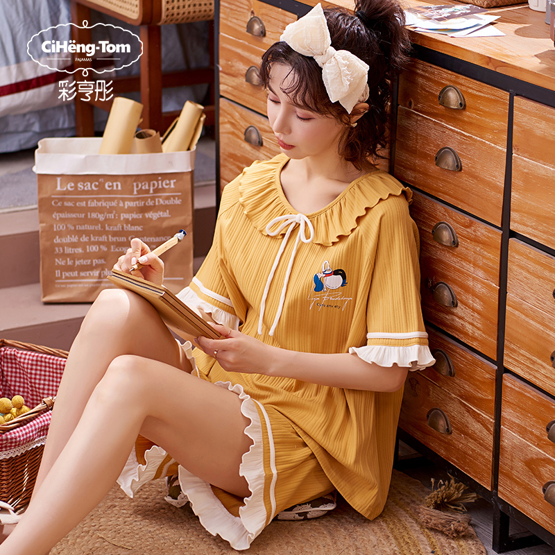 ชุดนอนผู้หญิง