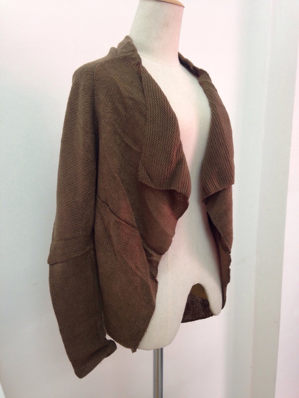 เสื้อคลุมไหมพรมเส้นเล็ก เนื้อนิ่ม ผ้าไม่หนา เบา เหมาะสำหรับอากาศบ้านเราค่ะ ทรงเก๋มากค่ะ พร้อมส่ง