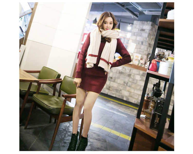 ผ้าพันคอ ไหมพรม เกาหลี สีครีมคาดแดง มิกกับชุดไหนก็สวย พร้อมส่ง