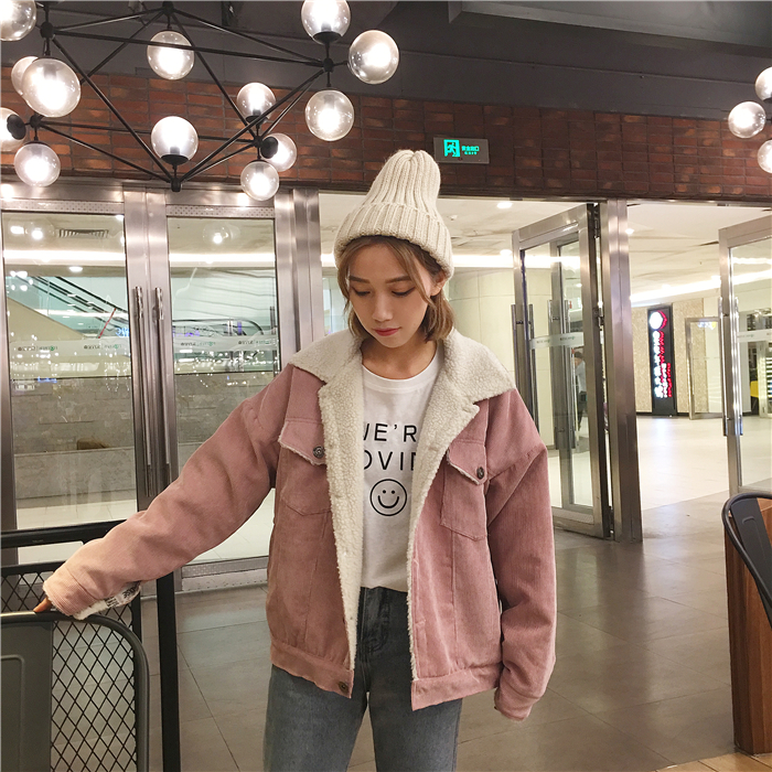 แจ็คเก็ตผ้าลูกฟูกสีชมพูหม่น ด้านในบุขนแกะช่วงตัว เนื้อบางเบา ใส่ชิลๆวันสบายๆ