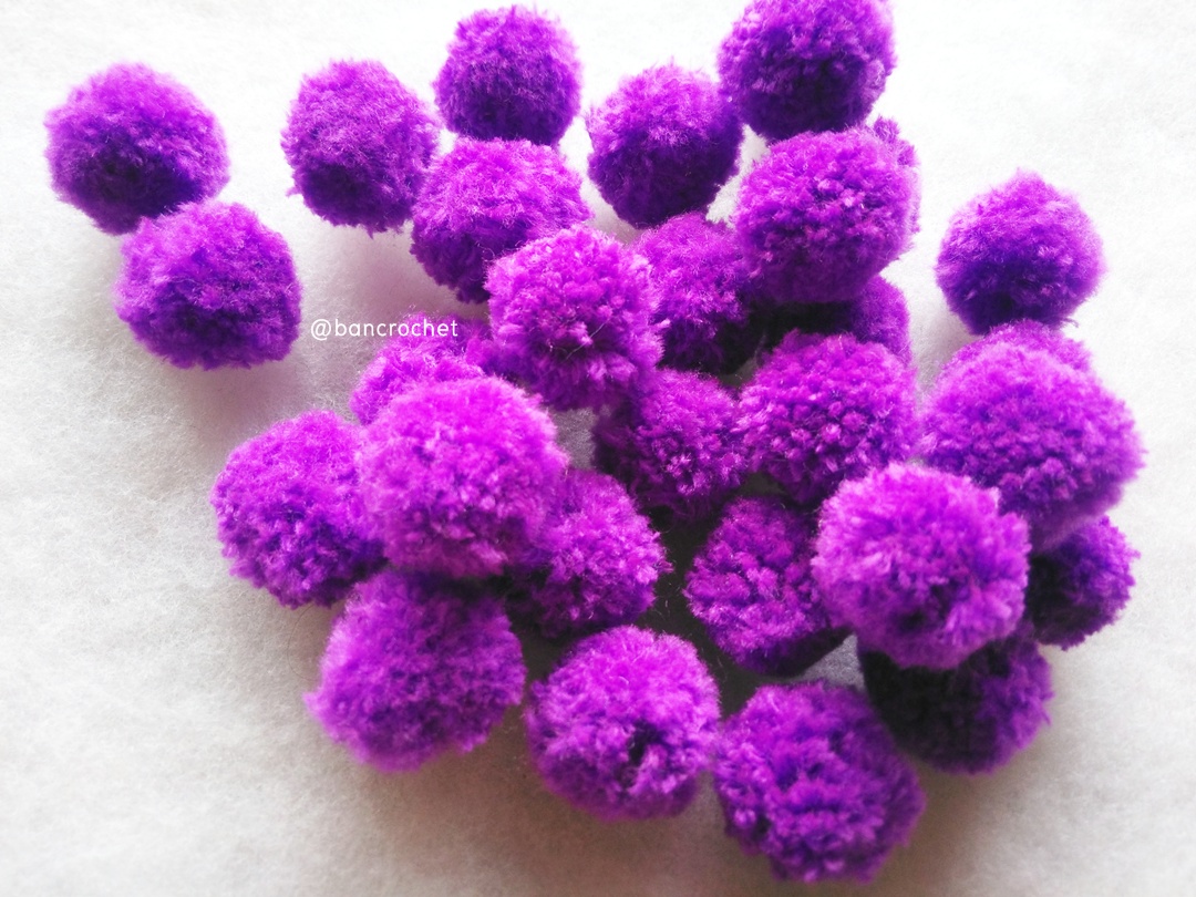 ปอมปอมไหมพรม ขนาด 2.5-3 ซม pom poms crochet ม่วงเม็ดมะปราง 2.5-3 ซม.