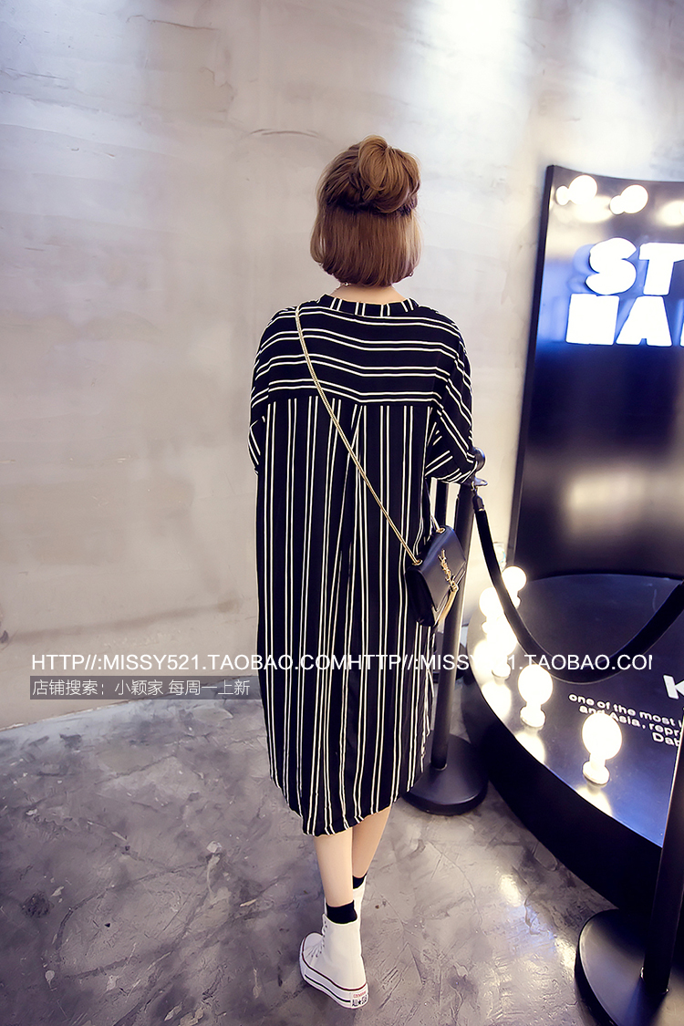 เดรสทรงเก๋ แนวๆ ผ้าโพลิ สีดำลายทาง พร้อมส่ง