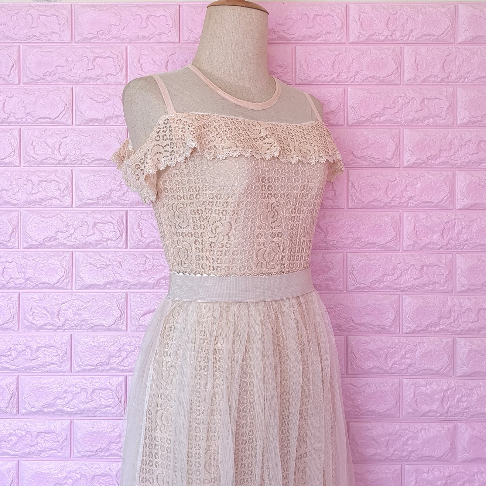 Dress4750 เดรสลูกไม้สีครีมเว้าไหล่แต่งระบาย มีกระโปรงผ้ามุ้งเอวยืดชายลูกไม้