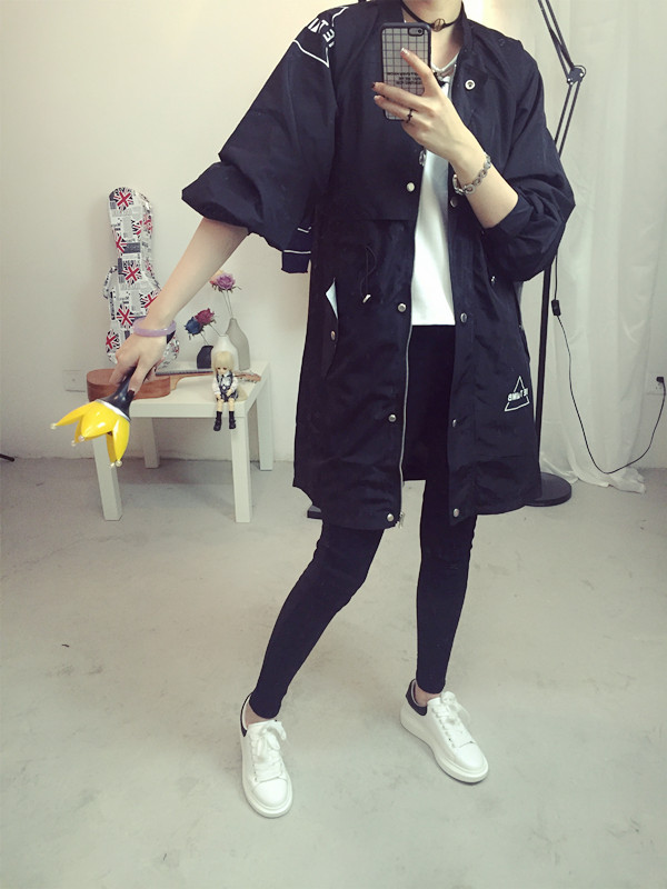 เสื้อคลุมสไตล์เกาหลี ทรงยาว ผ้าร่มเนื้อบางบุซับในช่วงอก แต่สกรีนลายจามจุดต่างๆ ดีเทลช่วงหลังเก๋ๆ พร้อมส่ง