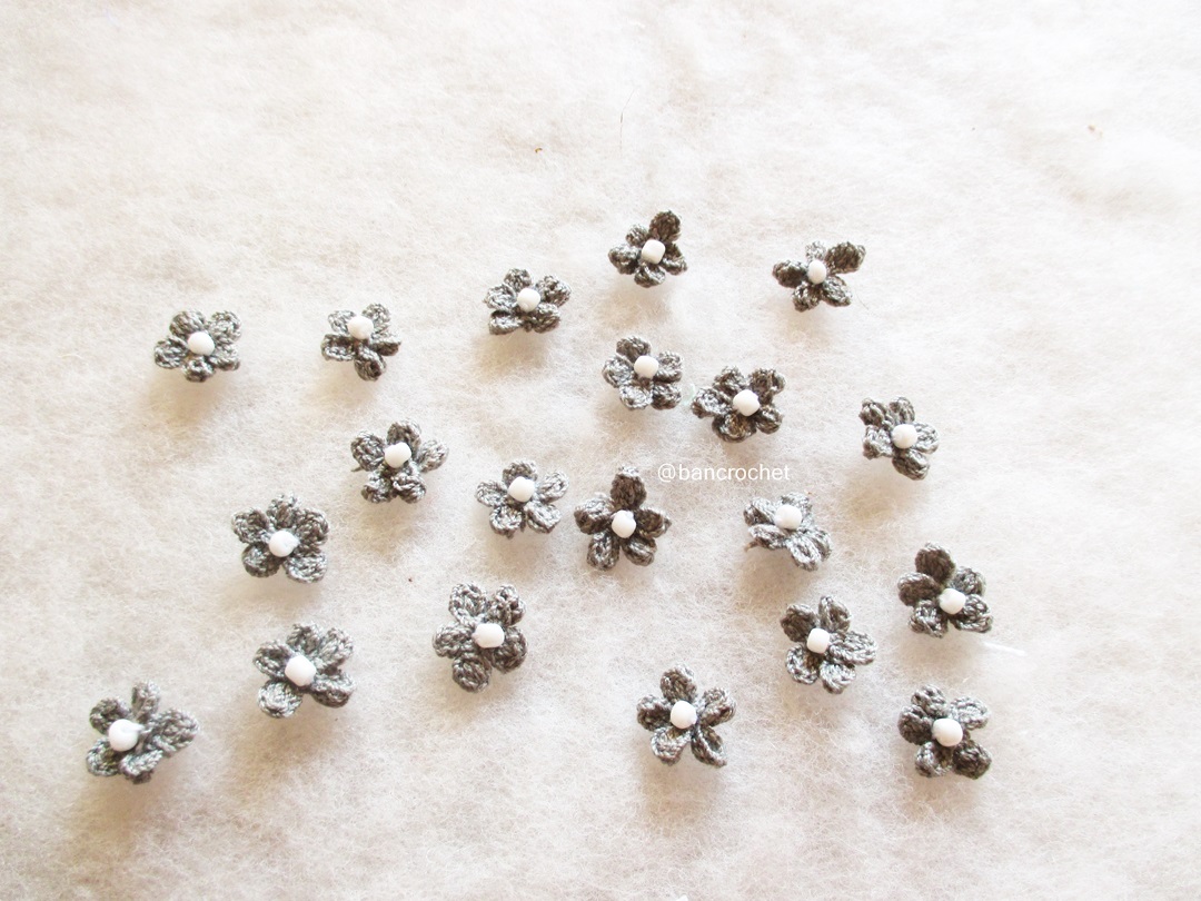 Bancrochet ดอกไม้จิ๋วถักโครเชต์ crochet mini flowers สีเทา 0.5 นิ้ว