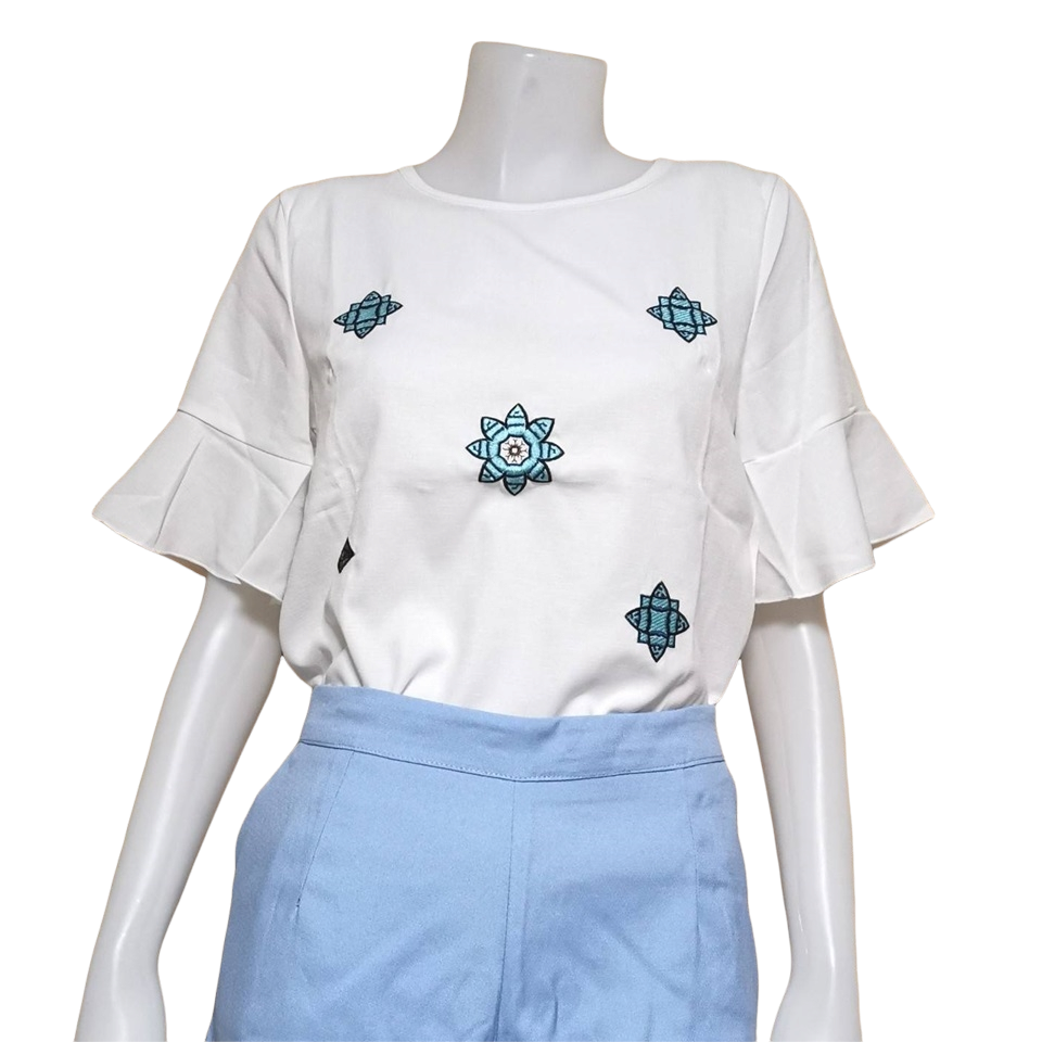 Blouse3853 เสื้อแฟชั่นสีขาวแขนระบายงานปักลายกราฟฟิคเก๋ๆ ผ้าสลาฟเนื้อดี งานน่ารักแมทช์ง่าย ทรงนี้ใส่ได้เรื่อยๆ ใส่กับขาสั้นหรือขาสั้นก็น่ารักไม่แพ้กัน