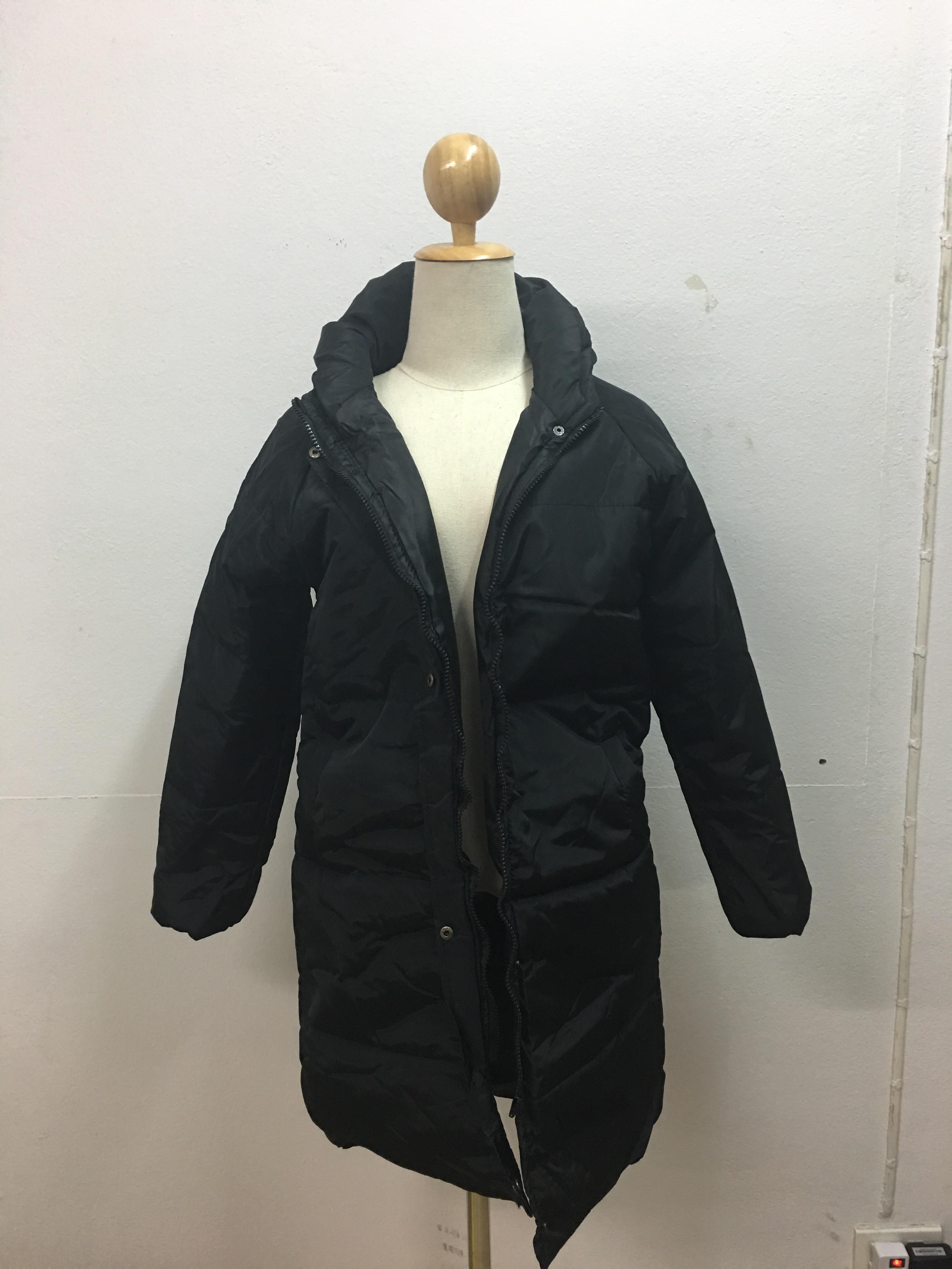 เสื้อกันหนาว สีดำ ตัวยาว ผ้าร่มกันลม บุนวมนุ่ม ซิปและกระดุมหน้า พร้อมส่งจ้า สำเนา