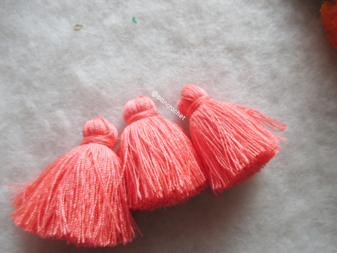 พู่แบบหนาฟู ขนาด 2 นิ้ว 4 ply tassel crochet acrylic yarn 4 ply ส้มโอโรส 2 นิ้ว